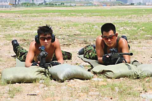 陳冠希（左）2009年在電影《神鎗手》演射擊天賦異稟的警員，當時他片約不斷。右為任賢齊。