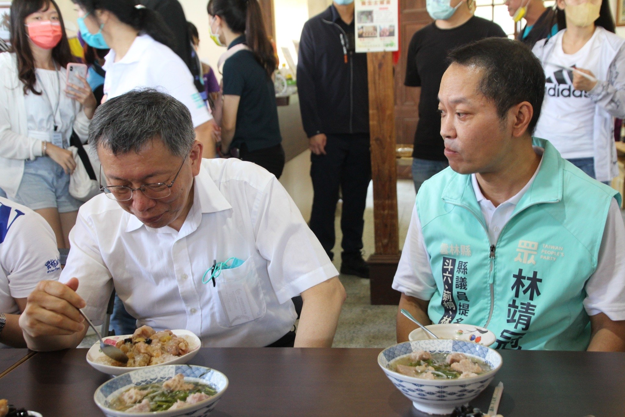 林靖冠（右）上個月宣布退出民眾黨後，近日遭到網軍、小草攻擊，他近日怒嗆不要再攻擊了，「繼續下去，我一定把最後震撼彈丟出來」。（翻攝自林靖冠服務團隊臉書）