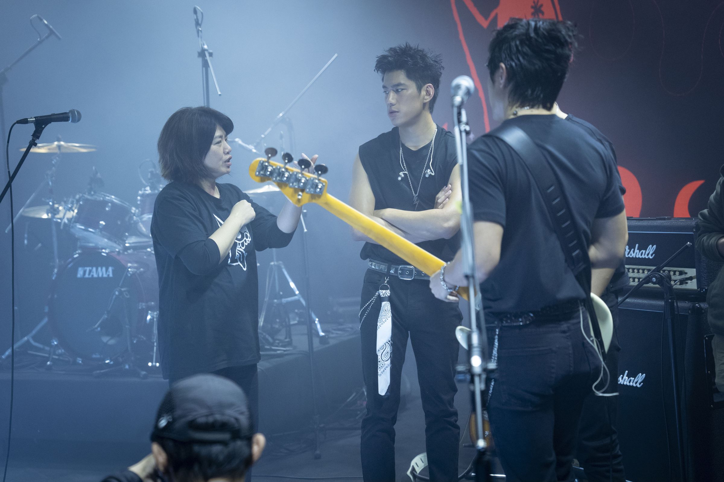 導演嚴藝文（左）要求朱軒洋（中）在演唱會場面真唱，以拍出臨場感。（公視提供）