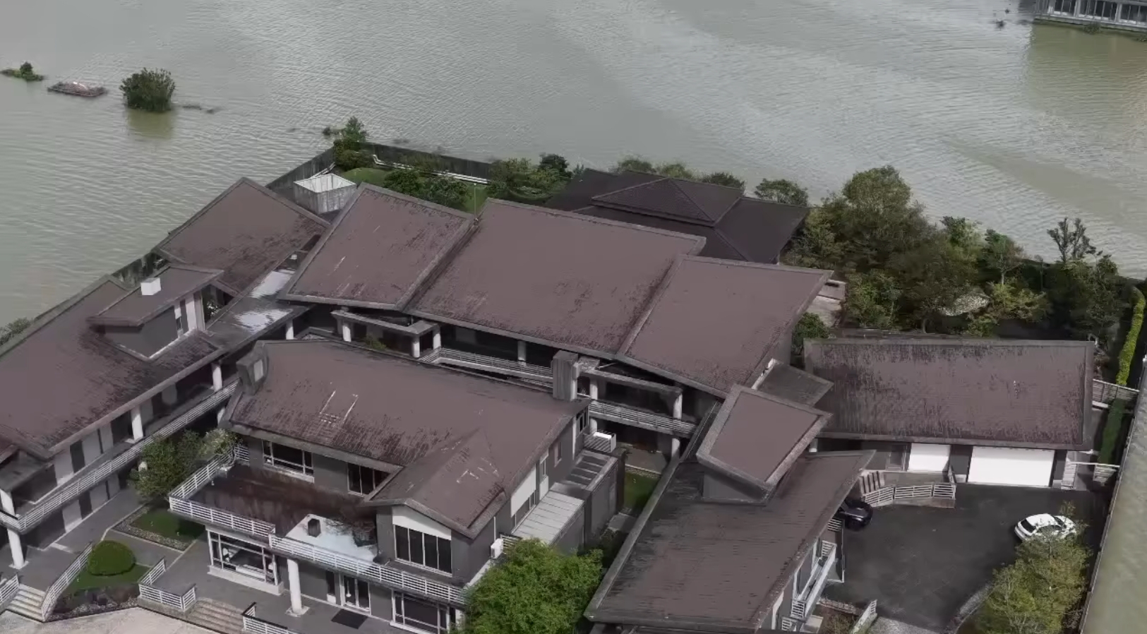 泉月樓和周邊淹水的街道形成鮮明對比。(翻攝自臉書宜蘭冬山泉月樓行館)