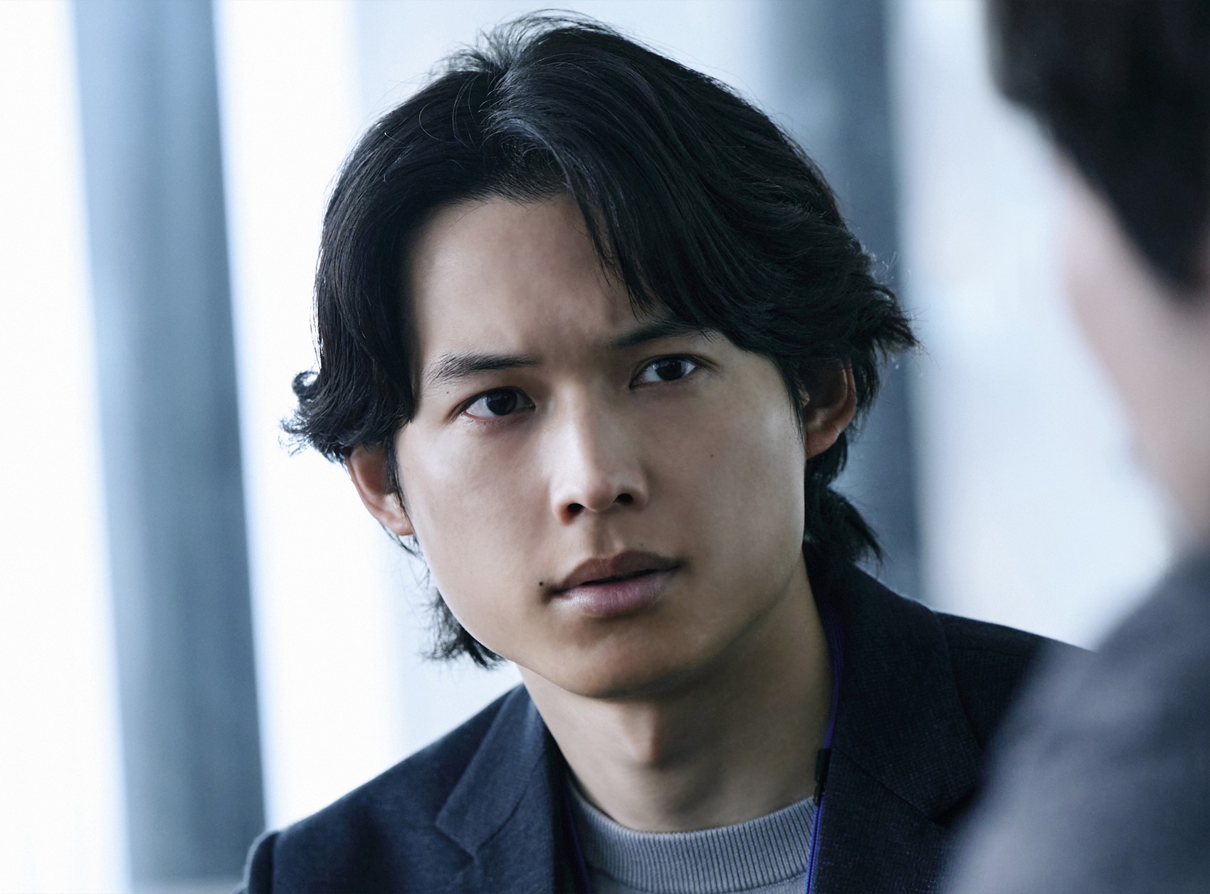松村北斗在《天鵝與蝙蝠》 飾演殺人案嫌犯的兒子。(車庫娛樂提供)