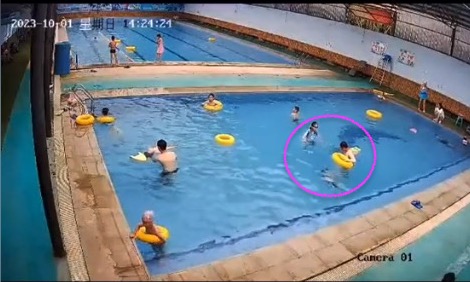 恐怖狼性！男童沉進游泳池底，中國男整整10分鐘見死不救任他溺斃。（翻自微博）