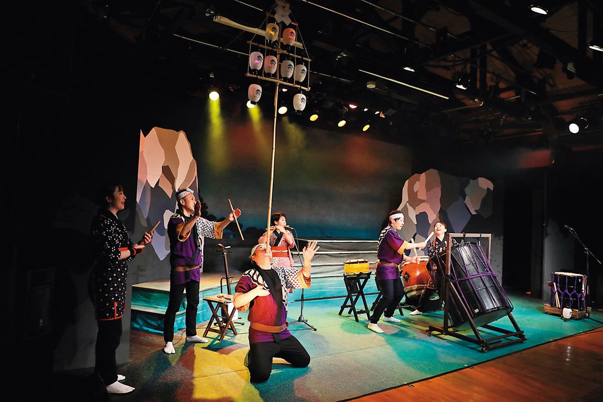 到秋田藝術村可欣賞劇團「わらび座」的演出，秋田竿燈、大鼓都熱鬧登場。