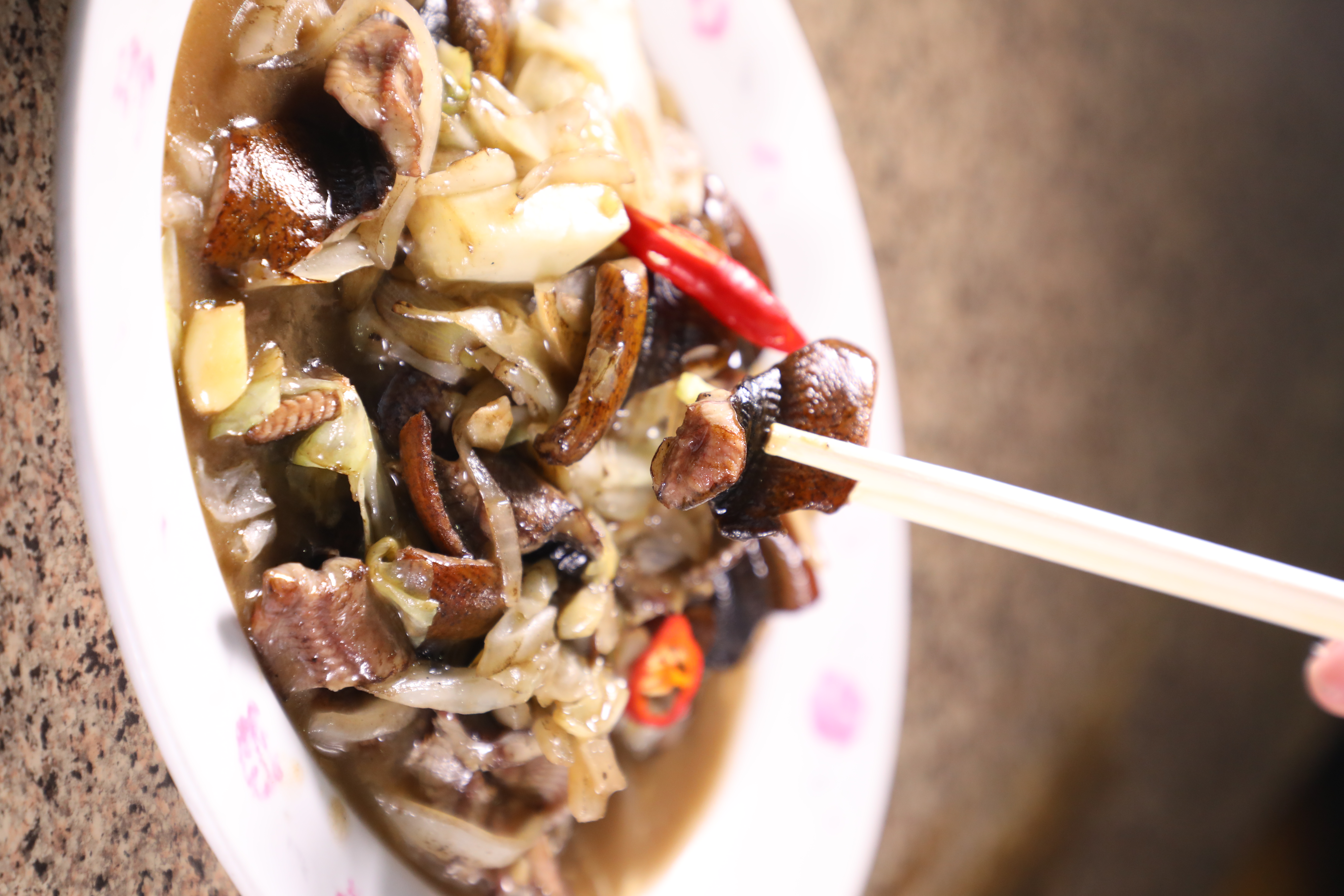 「林宗興鱔魚意麵」由「超級偶像」歌手林宗興的父母創立。老闆改良了台南鱔魚意麵偏甜的口味，研發出不易膩口的獨門醬汁。（何宗昇攝）