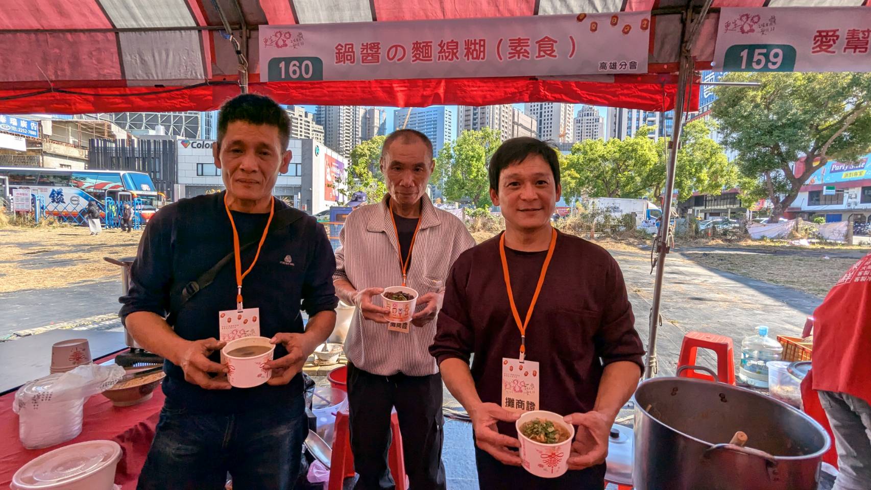 黃姓更生人與好友從高雄載著素食麵線到台中賣，他說要重新好好生活。