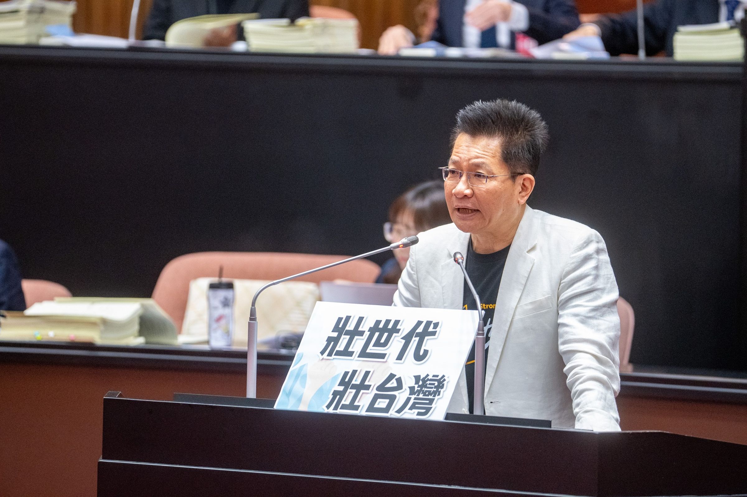 民眾黨立委吳春城因「壯世代法案」爭議不斷。(翻攝自吳以名壯 【吳春城博士 · 壯世代趨勢先鋒】臉書)