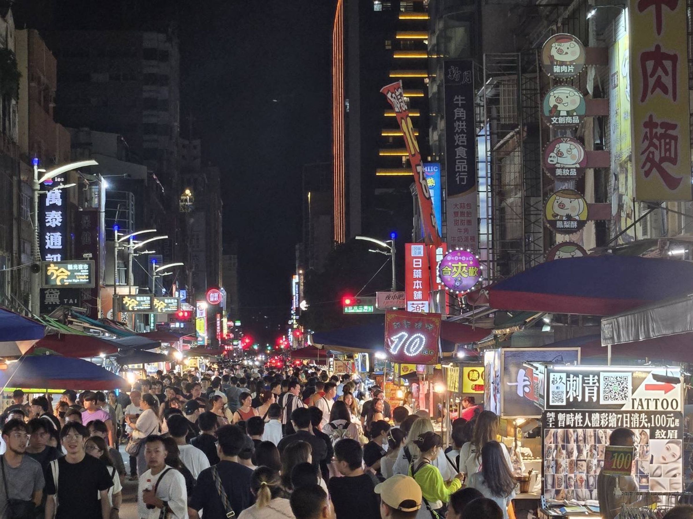 《角頭—大橋頭》演員昨(7日)晚間現身瑞豐夜市掃街,包含王識賢、王陽明、高捷、張懷秋等,讓夜市被圍觀的粉絲與觀光群眾擠爆。(翻攝自臉書@陳其邁)