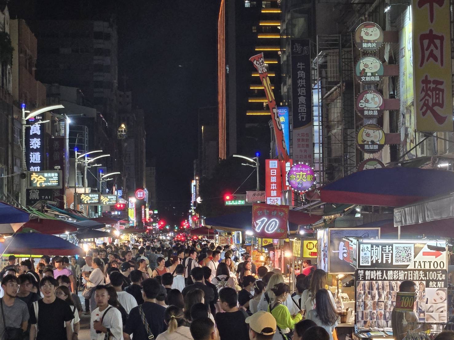 《角頭—大橋頭》演員昨（7日）晚間現身瑞豐夜市掃街，包含王識賢、王陽明、高捷、張懷秋等，讓夜市被圍觀的粉絲與觀光群眾擠爆。（翻攝自臉書＠陳其邁）