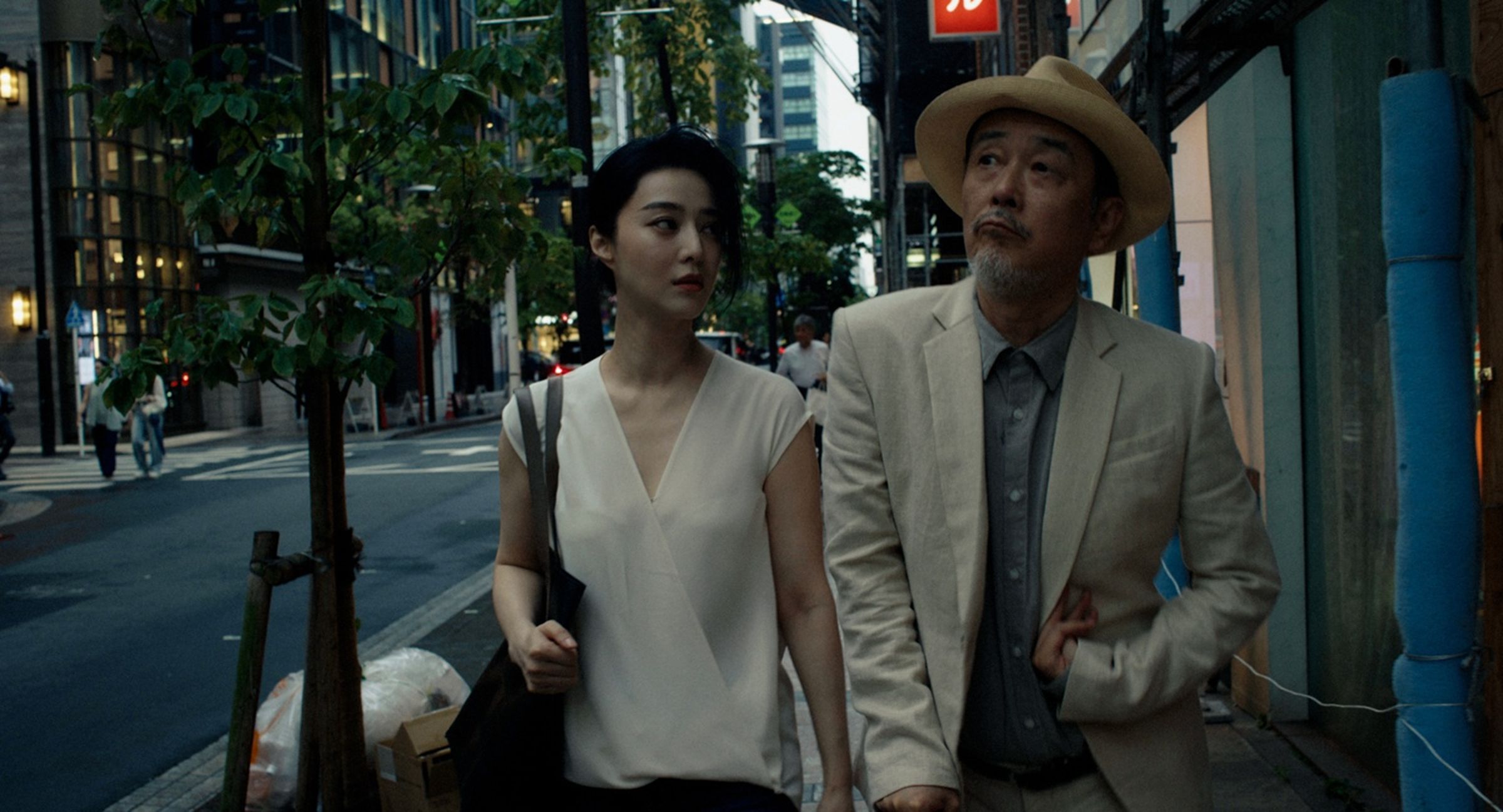 日本演員Lily Franky與范冰冰在《瘋癲老人日記》分飾癱瘓老人與朝夕照顧的兒媳婦。(金馬執委會提供)