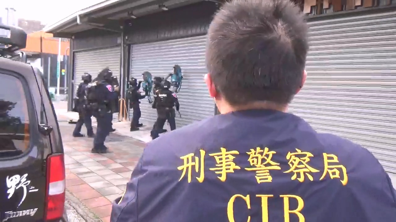 警方前往涉案集團位在台中市北屯、豐原區的據點及住處等地搜索拘提。(翻攝畫面)