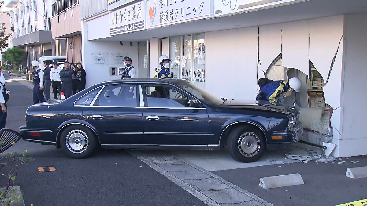 日本一名97歲老翁開車上路，先撞貨車再撞大樓，最後跟警察說自己不在車上。（翻攝自livedoor）