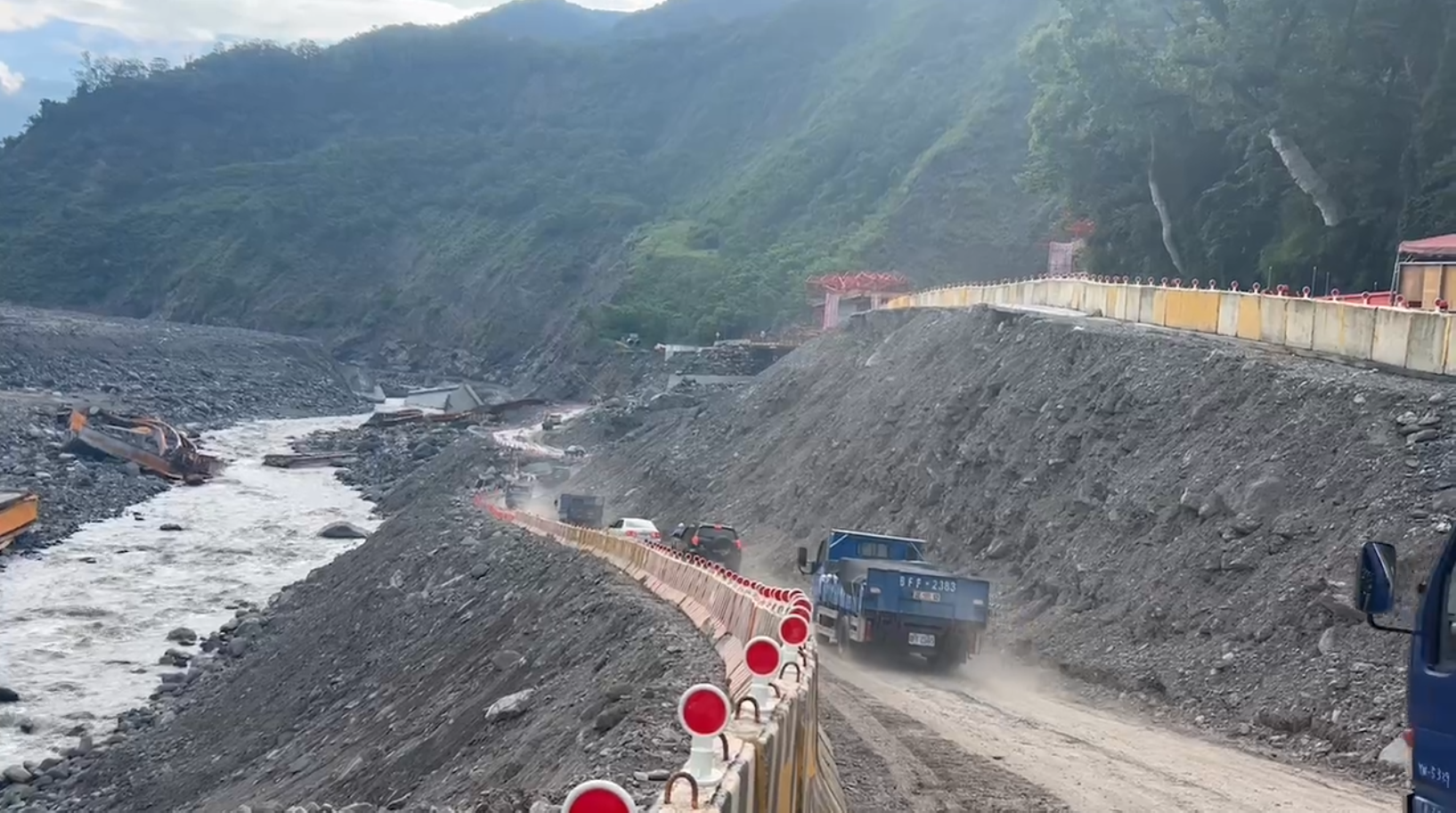 明霸克露橋便道今起開放固定時段通行。（南區養護工程分局提供）