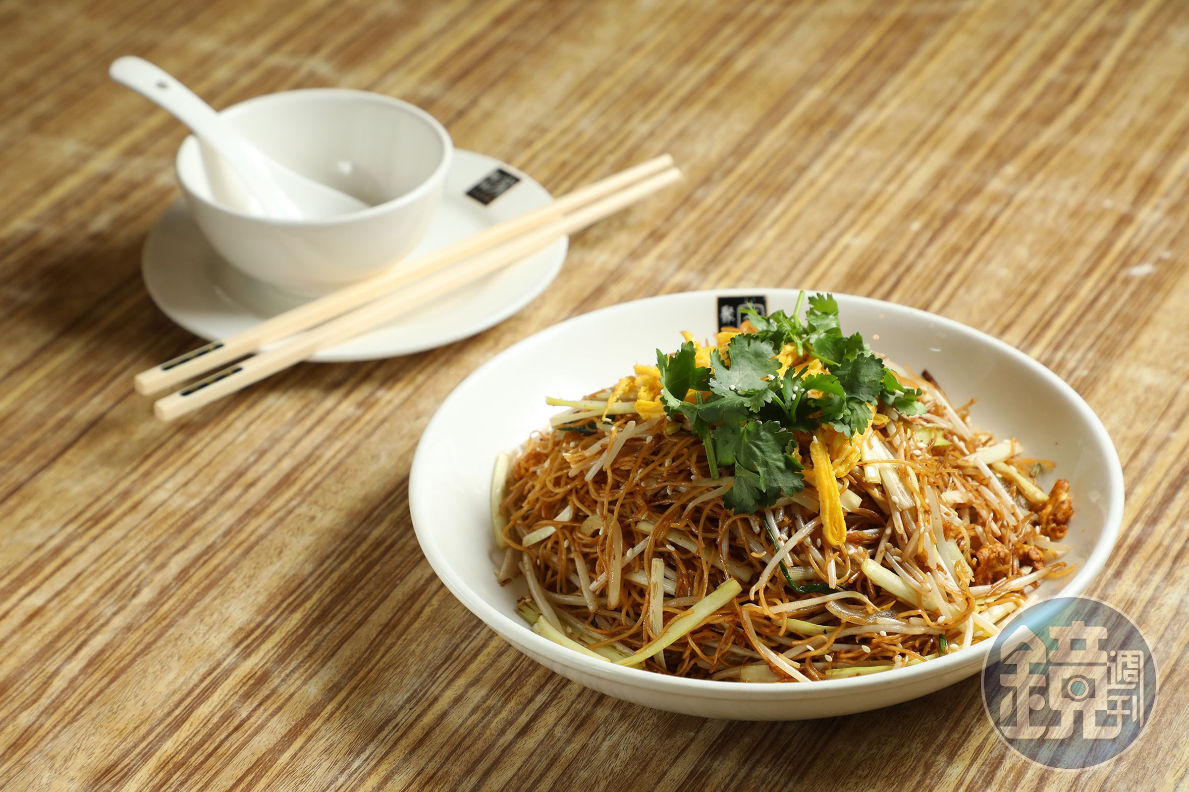 「豉油皇炒麵」是聚興家的隱藏版菜單,醬香十足、鑊氣逼人,絕對讓人一吃難忘。(港幣98元/份,約NT$375)