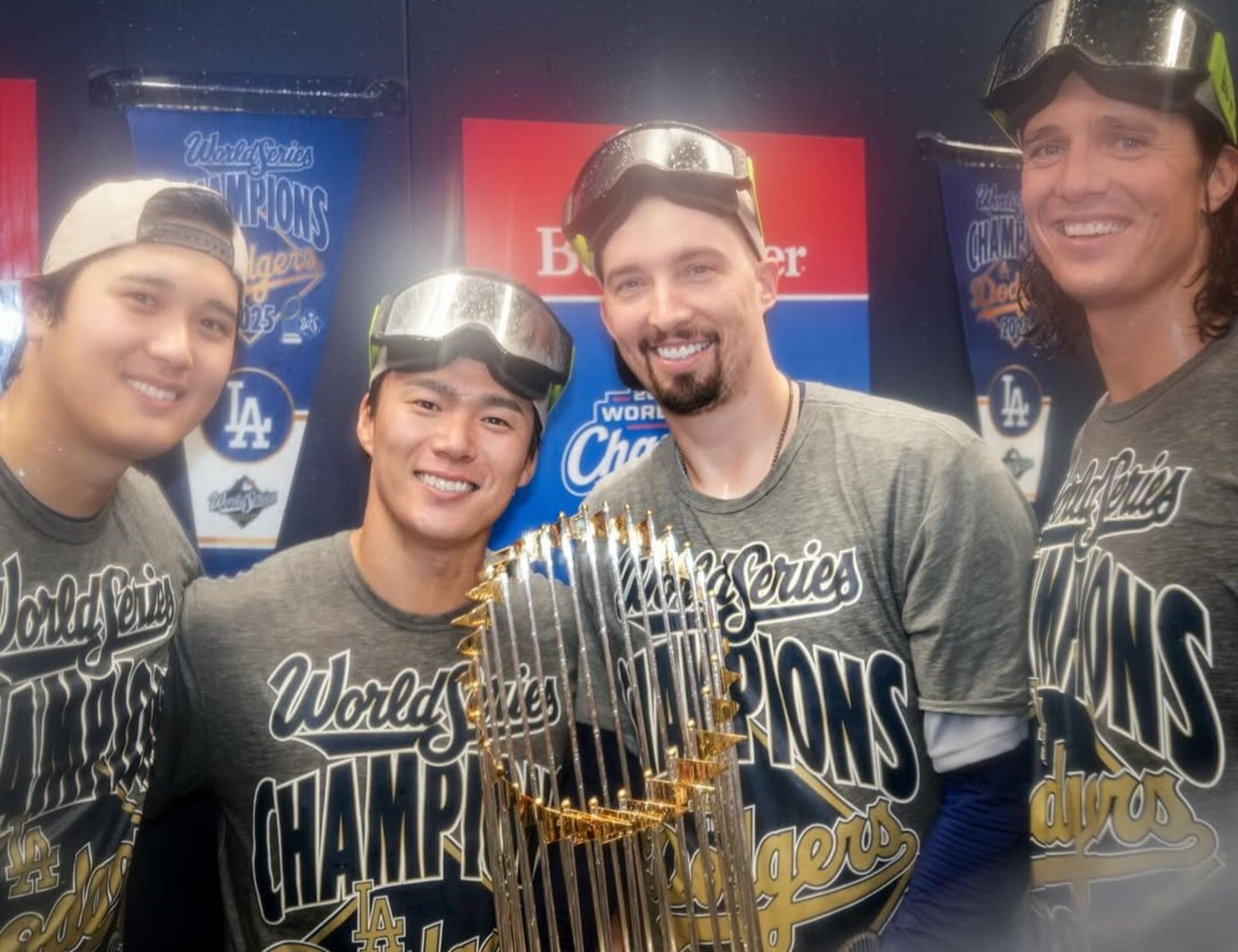 Glasnow(右起)、Snell、山本由伸、大谷翔平開心慶祝道奇奪冠。(翻攝自Instagram @snellzilla4)