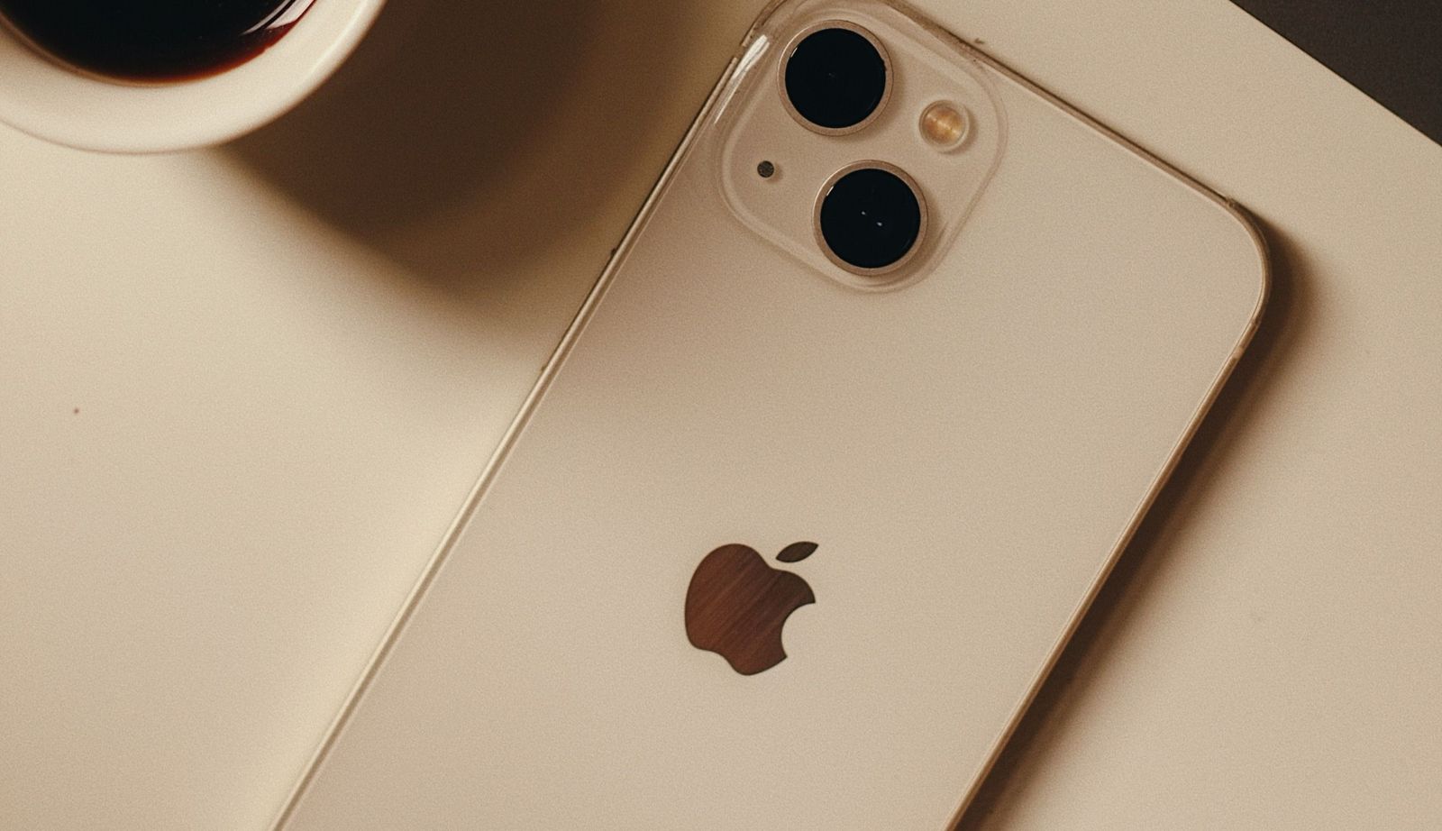 半夜充手機突冒「詭異紅光」!果粉嚇瘋險砸機 iPhone隱藏功能網崩潰:撒旦發明的