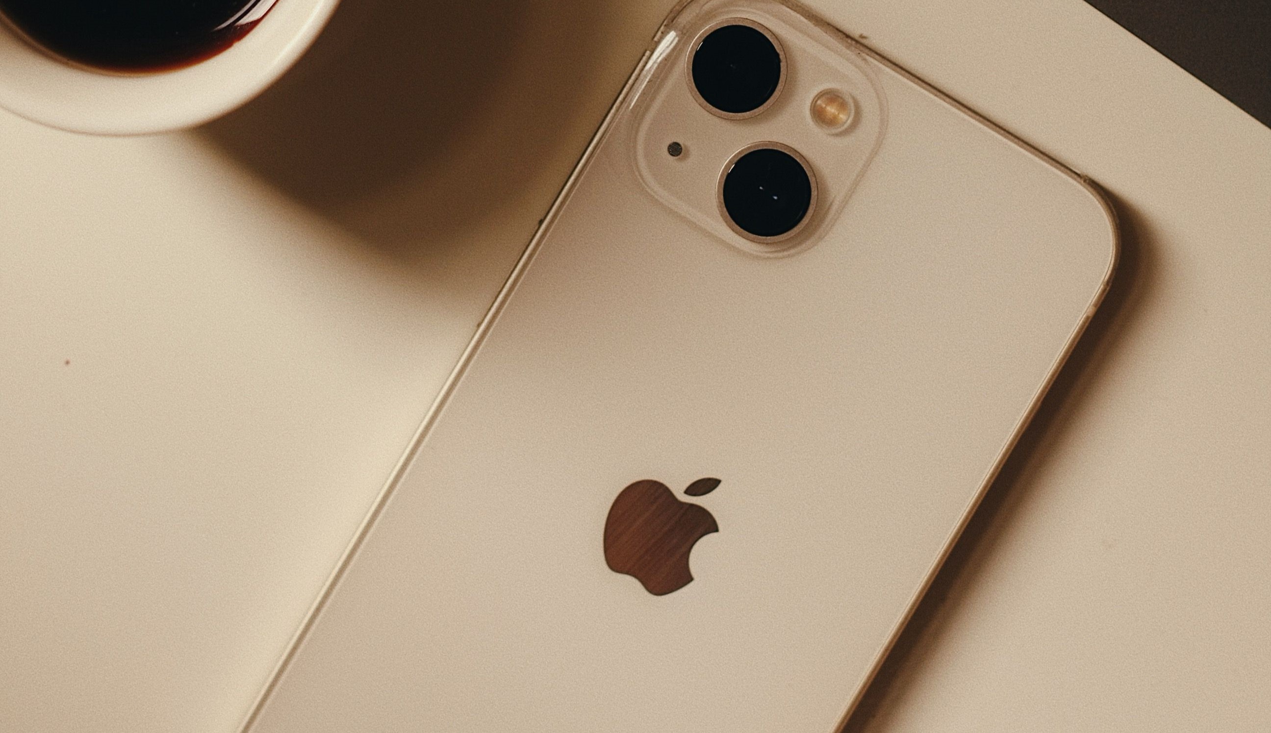 半夜充手機突冒「詭異紅光」!果粉嚇瘋險砸機 iPhone隱藏功能網崩潰:撒旦發明的