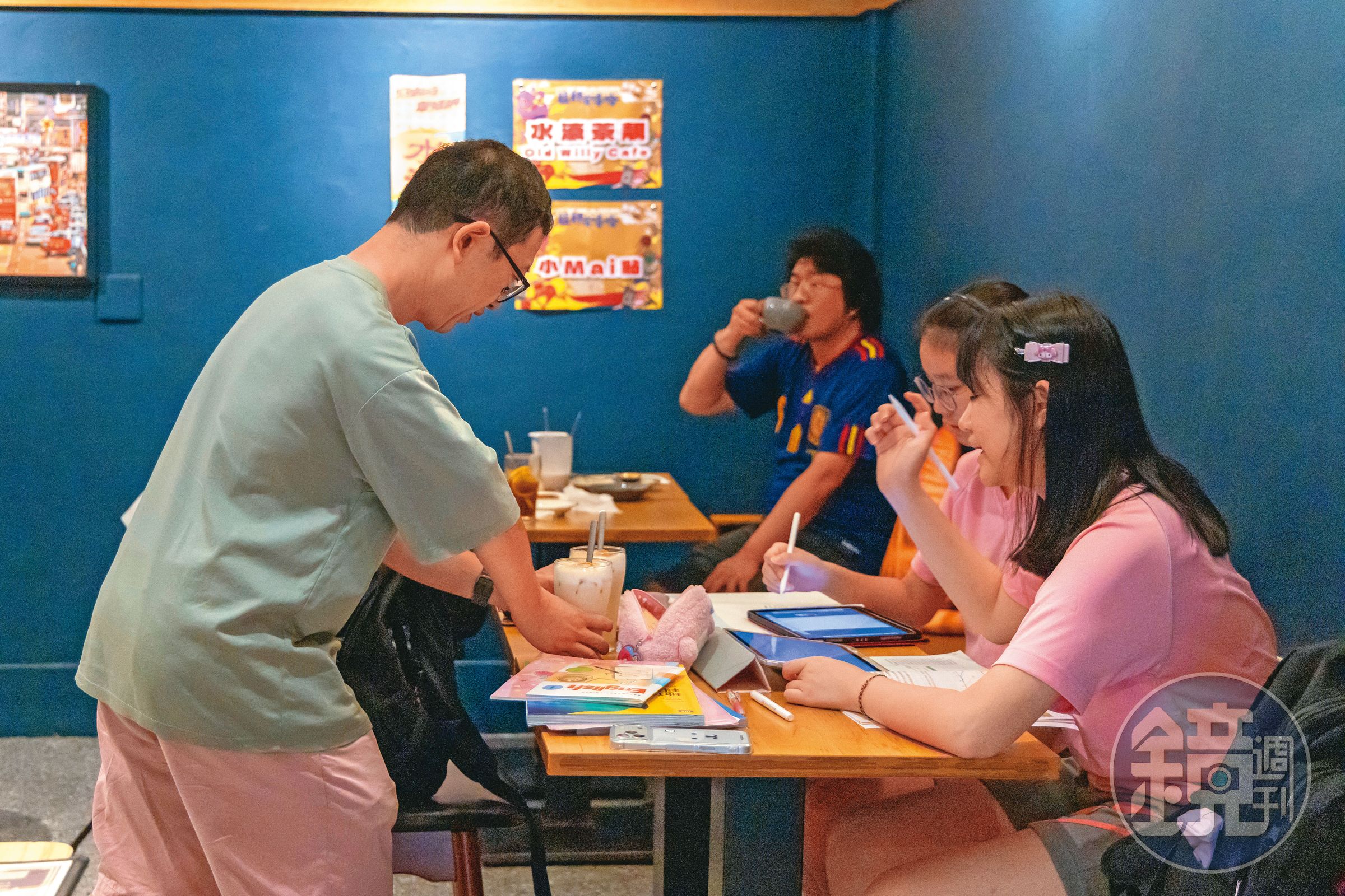 位於臥龍街的老威咖啡，可吸引台北懷愛館的過路客與住宅區居民，時常高朋滿座。
