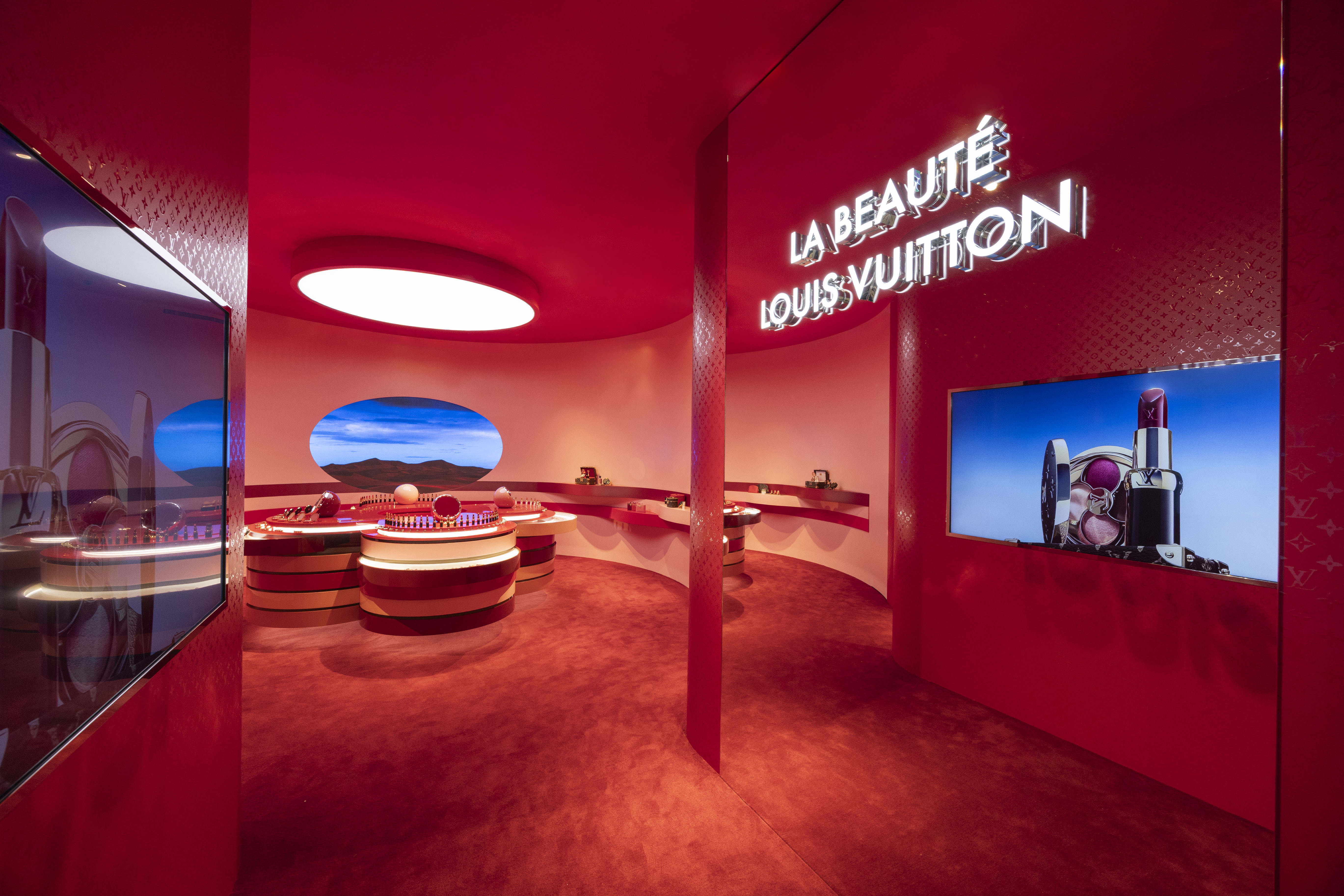 路易威登La Beauté彩妝實驗沙龍入口處與「彩妝之殿」主題區。（LOUIS VUITTON提供）