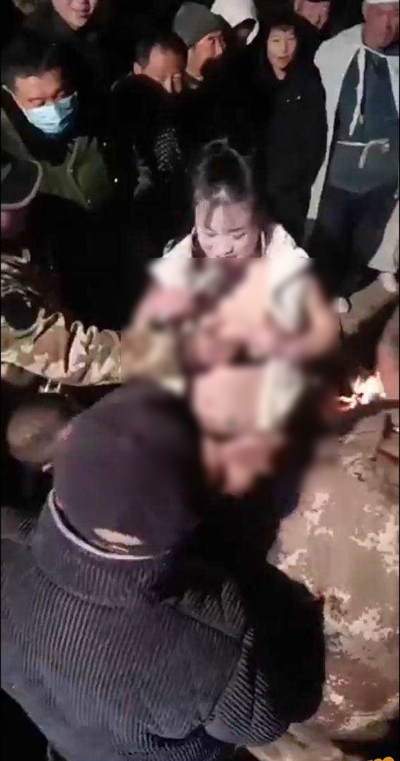 農民們把冰冷的手不斷放進妹子的身體部位「取暖」。（翻自《黑料網》）