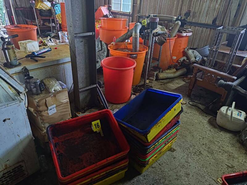 檢調在東勢偏僻山區破獲製造「喵喵」毒品工廠，查扣一批煉製毒品的設備。（翻攝畫面）