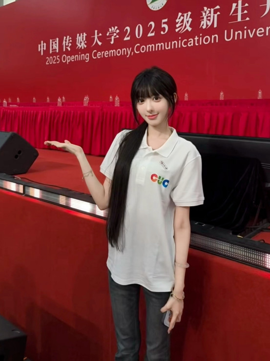 胡馨怡順利錄取中國傳媒大學，開心出席開學日。（翻攝微博）