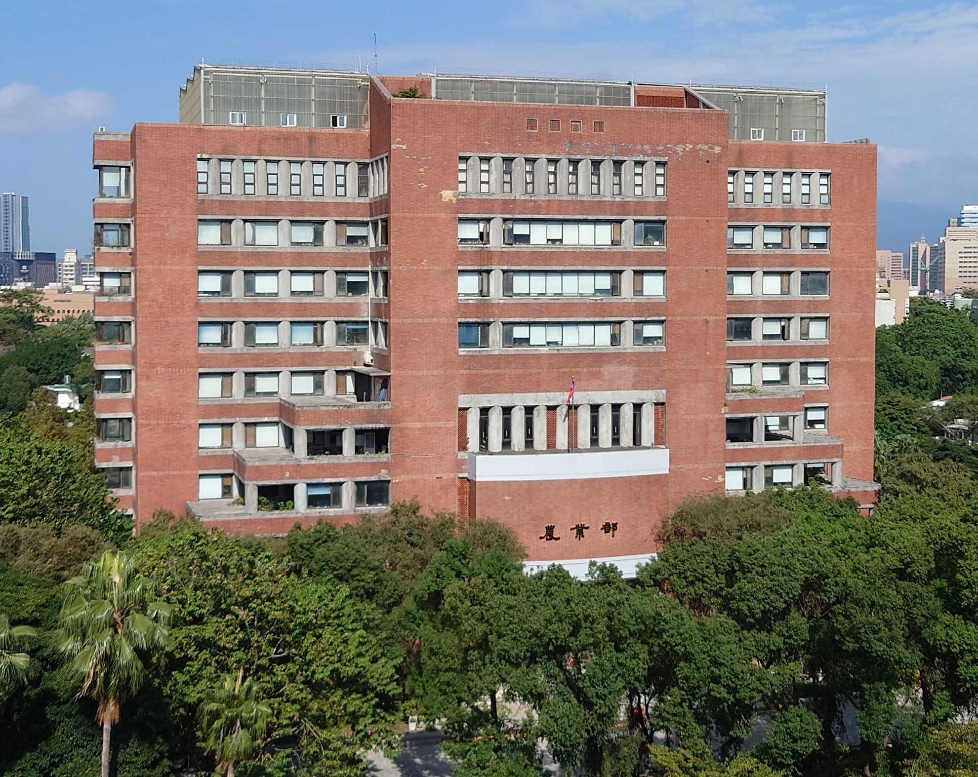 農業部澄清，有關於媒體報導「我國計畫4年向美採購超過1000億美元農產品」一說與事實差距甚遠。（取自維基百科）