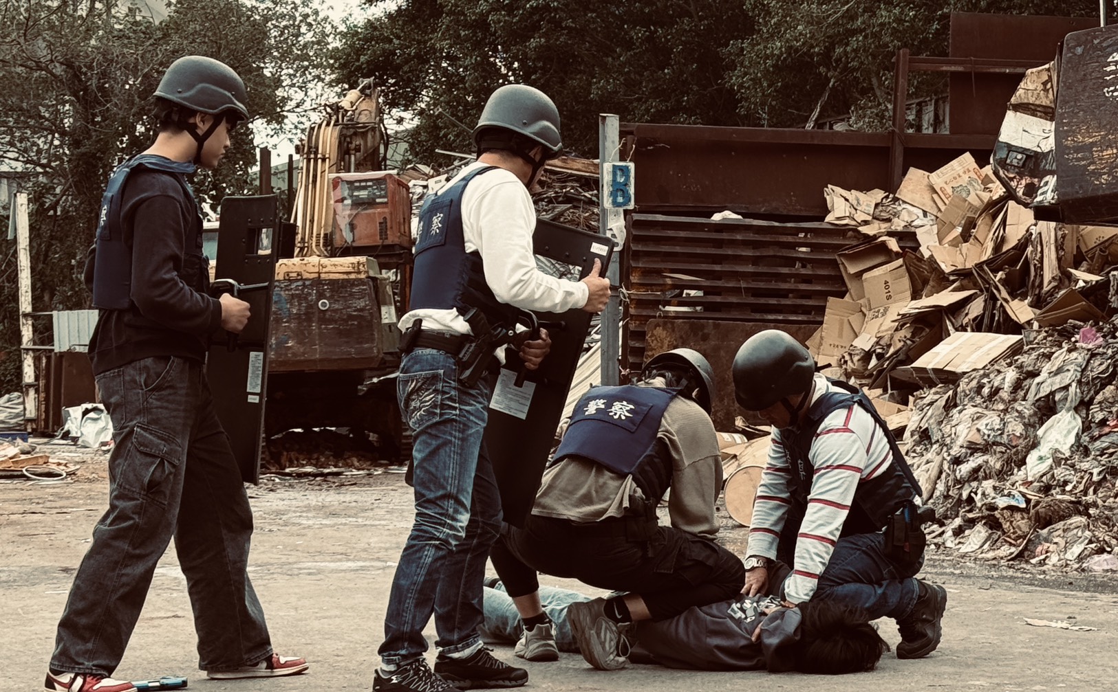 警方防搶演練，路過民眾甚至忍不住用「threads」發文詢問「發生什麼大事情」。（警方提供）