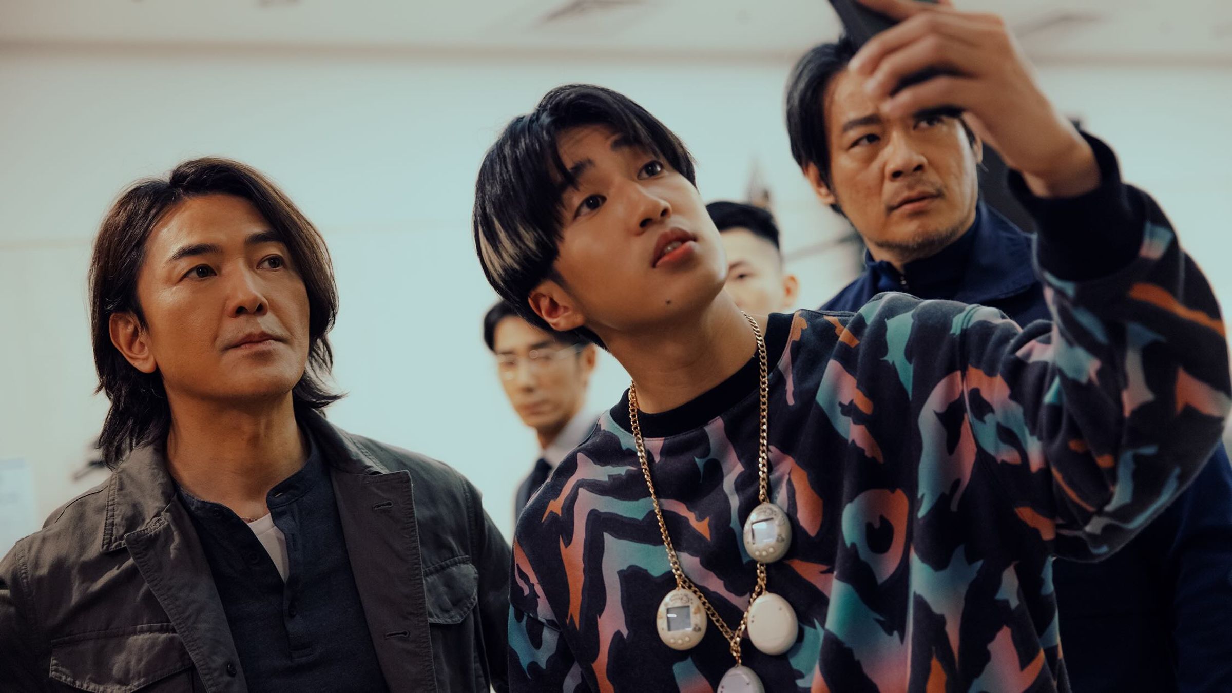 Netflix《百萬人推理》連環殺人案引起恐慌,民眾肉搜兇手,正義網友搖身一變成鍵盤殺手。(Netflix提供)