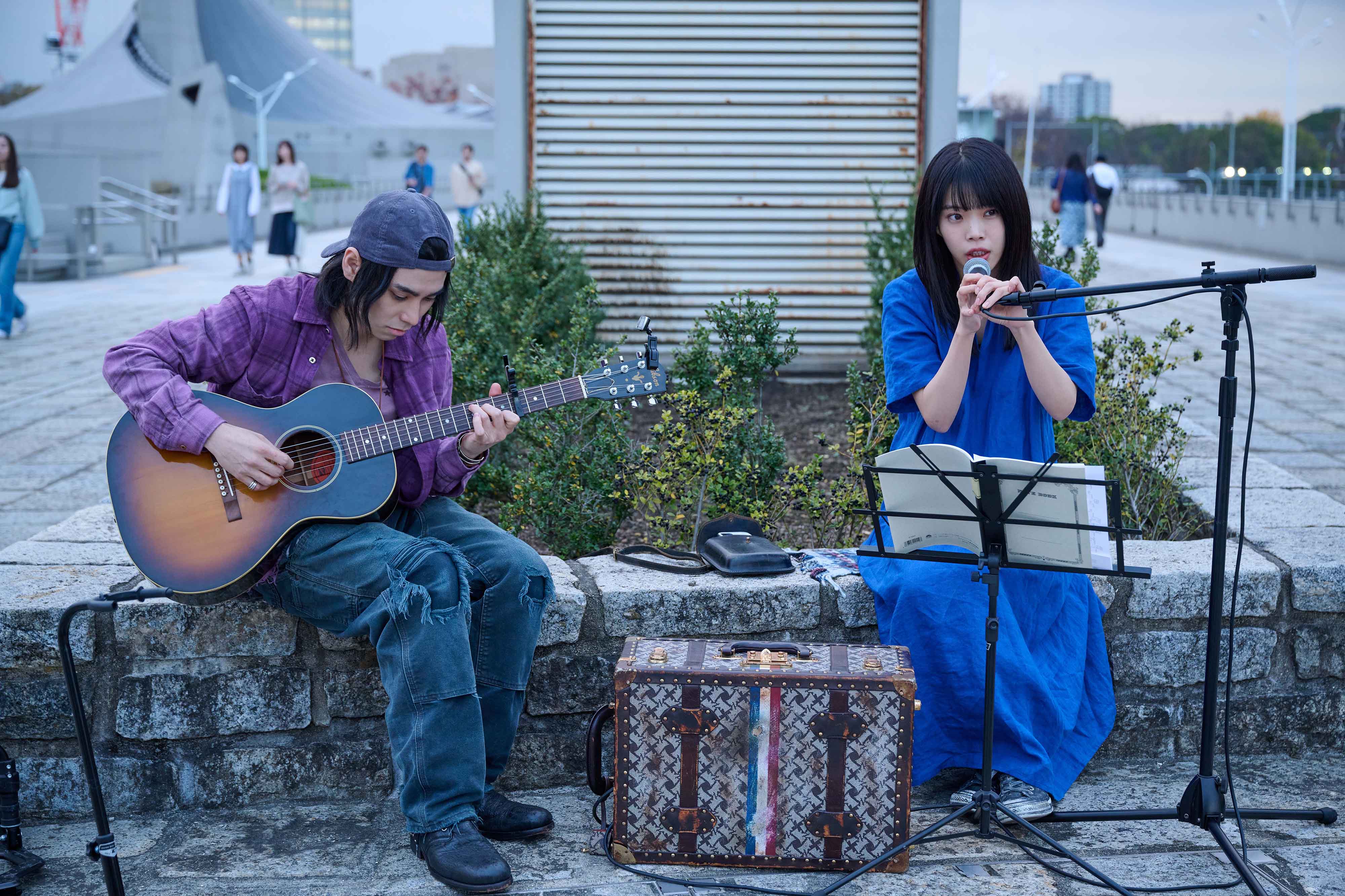 《祈憐之歌》裡AiNA THE END（右）一人分飾兩角，並為本片創作6首歌曲，且親自獻唱，左為村上虹郎。（天馬行空提供）
