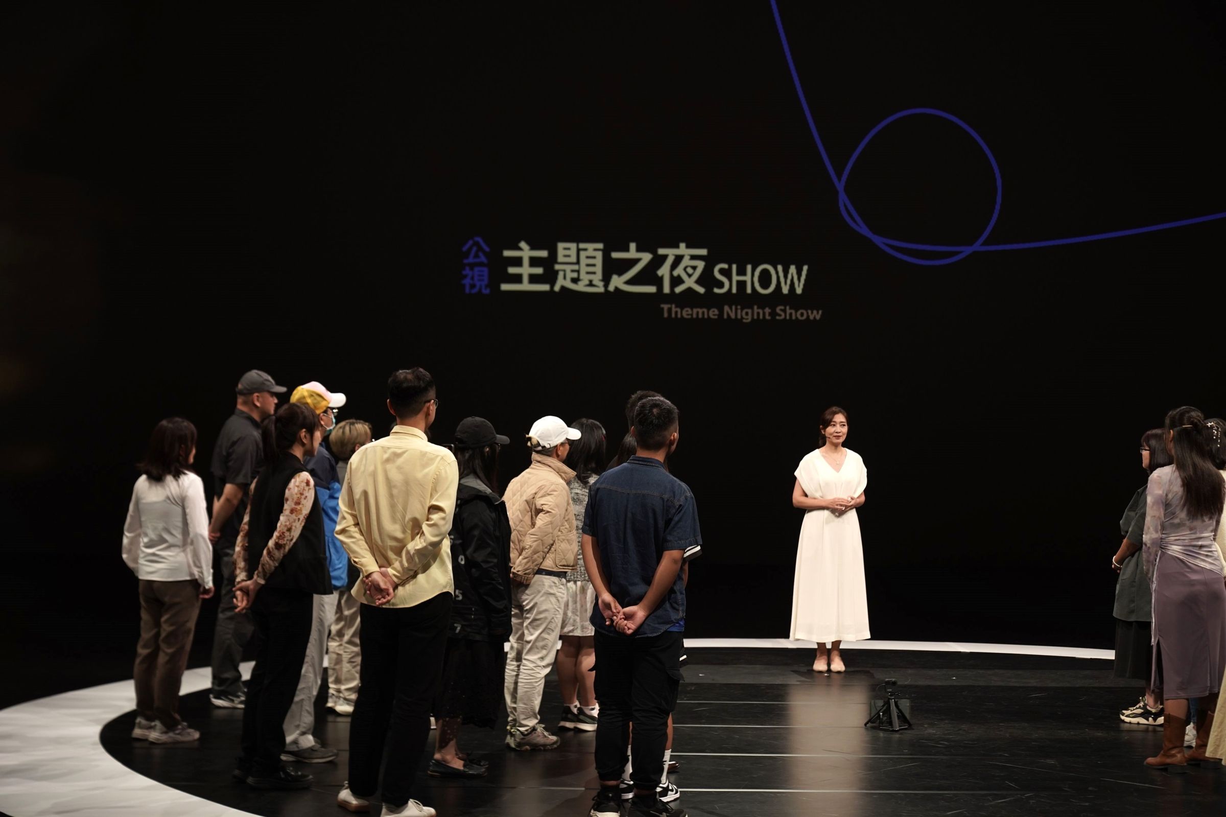 本週五《公視主題之夜SHOW》論壇由精神科醫師鄧惠文(中)主持。 (公視提供)