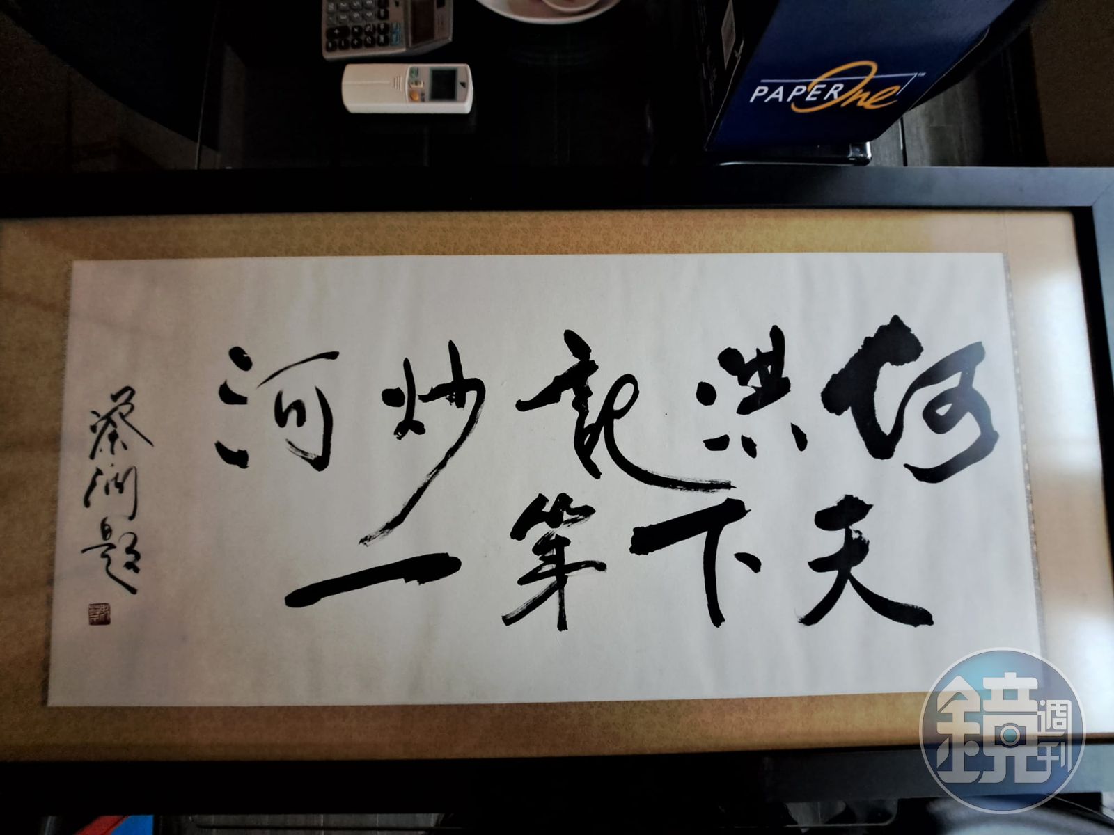 何洪記的「乾炒牛河」，用料、炒功都講究，曾被美食家蔡瀾譽為「天下第一」，還寫下匾額送給何洪記。（何敏誠提供）