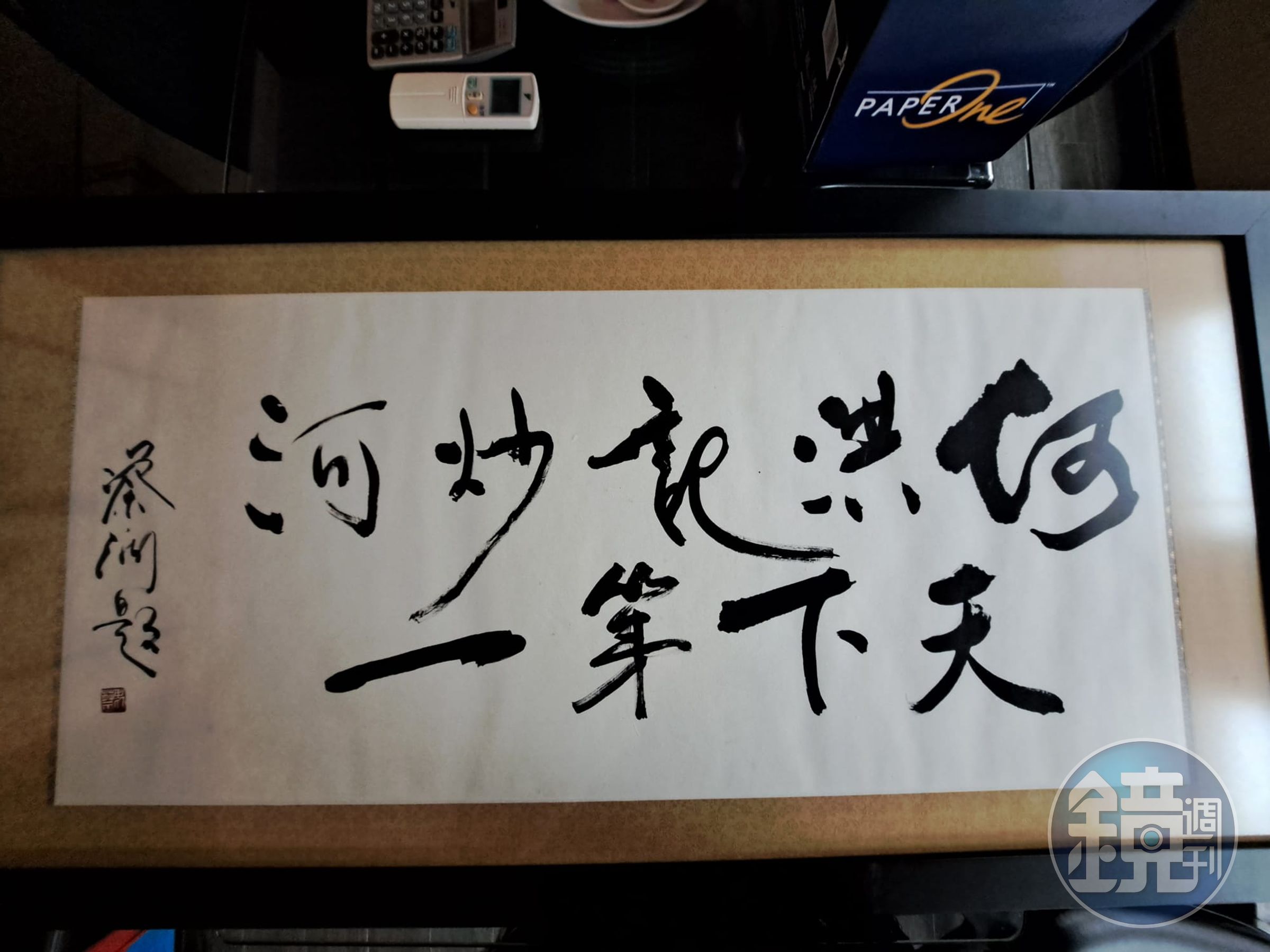 何洪記的「乾炒牛河」，用料、炒功都講究，曾被美食家蔡瀾譽為「天下第一」，還寫下匾額送給何洪記。（何敏誠提供）