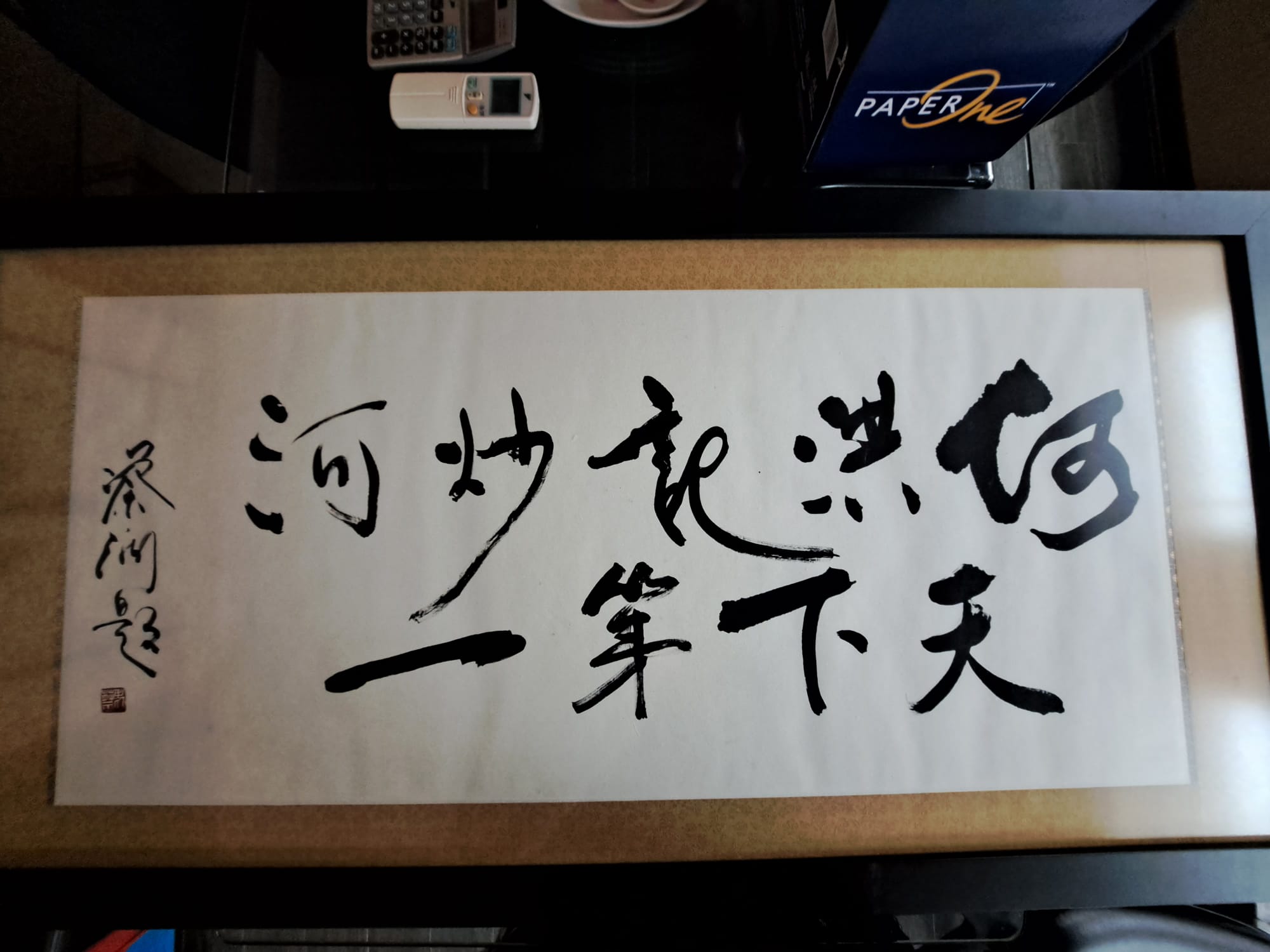 何洪記的「乾炒牛河」，用料、炒功都講究，曾被美食家蔡瀾譽為「天下第一」，還寫下匾額送給何洪記。（何敏誠提供）