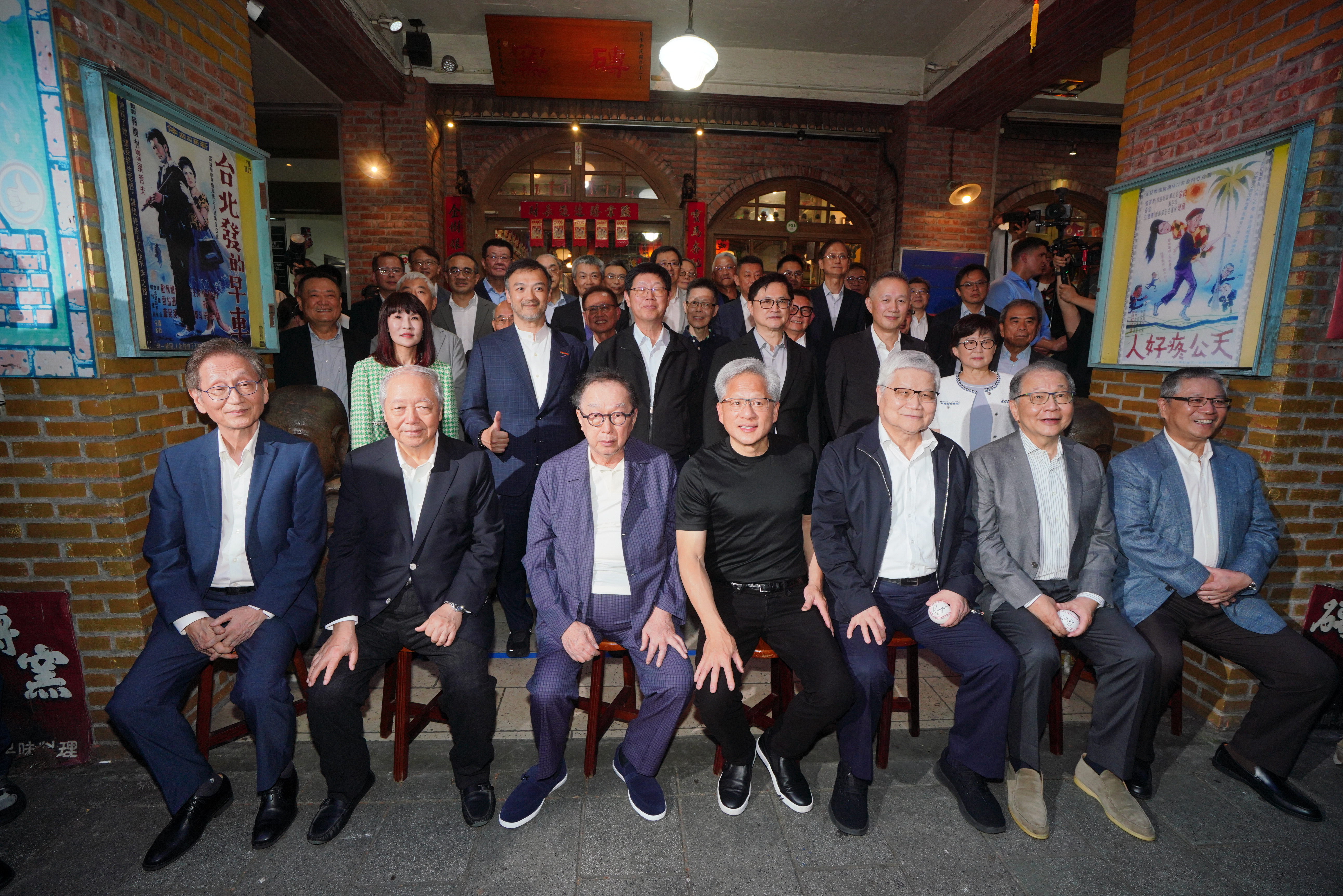 黃仁勳表示，台灣確實面臨能源供應與土地資源等挑戰，但在先進製造領域累積的能力與經驗，至今仍難以被其他地區複製。
