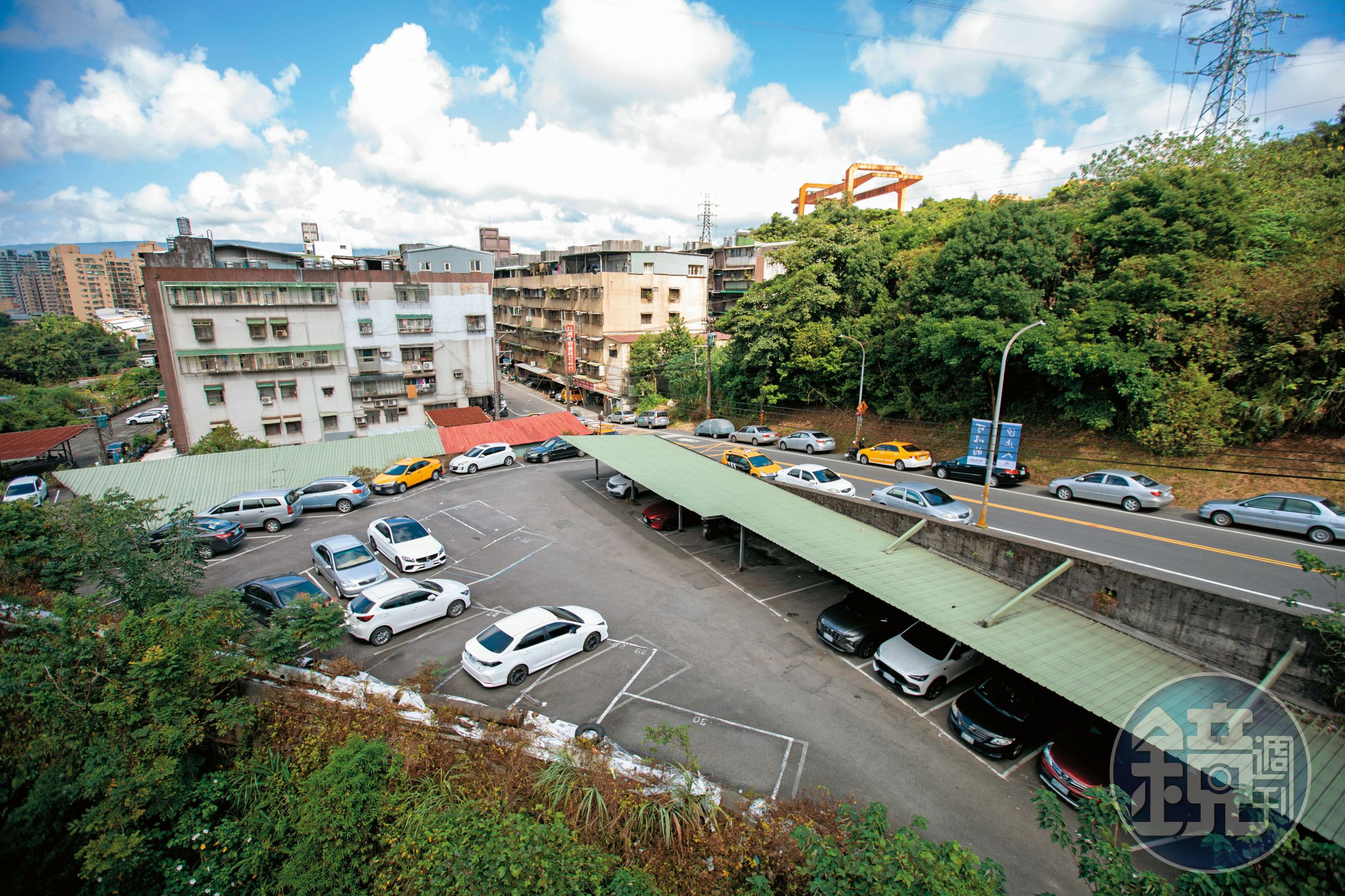 廖家被控占用國有地經營停車場,每月收入超過10萬元。