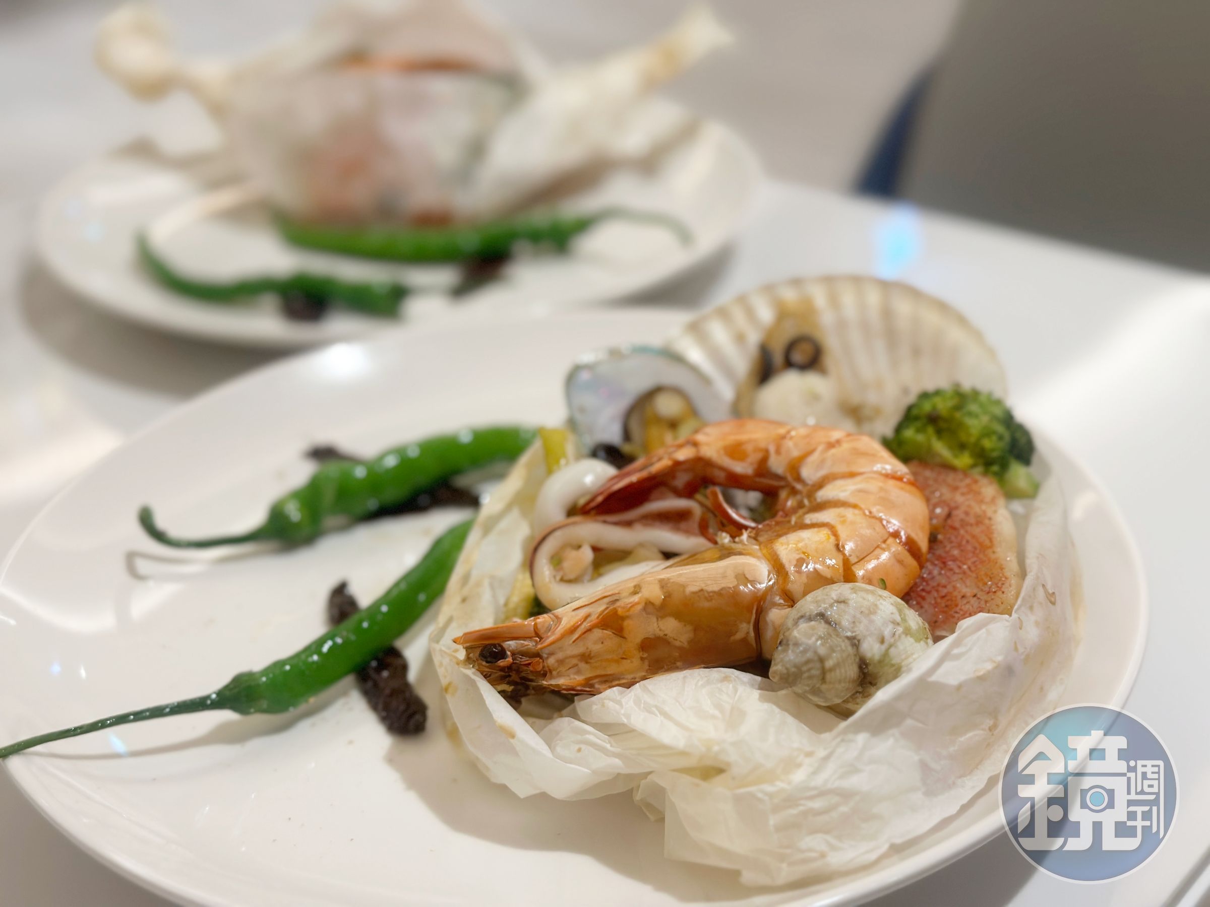 主餐中的「嘉義東石紙包海鮮」網羅了魚蝦貝等海味,超級澎湃。