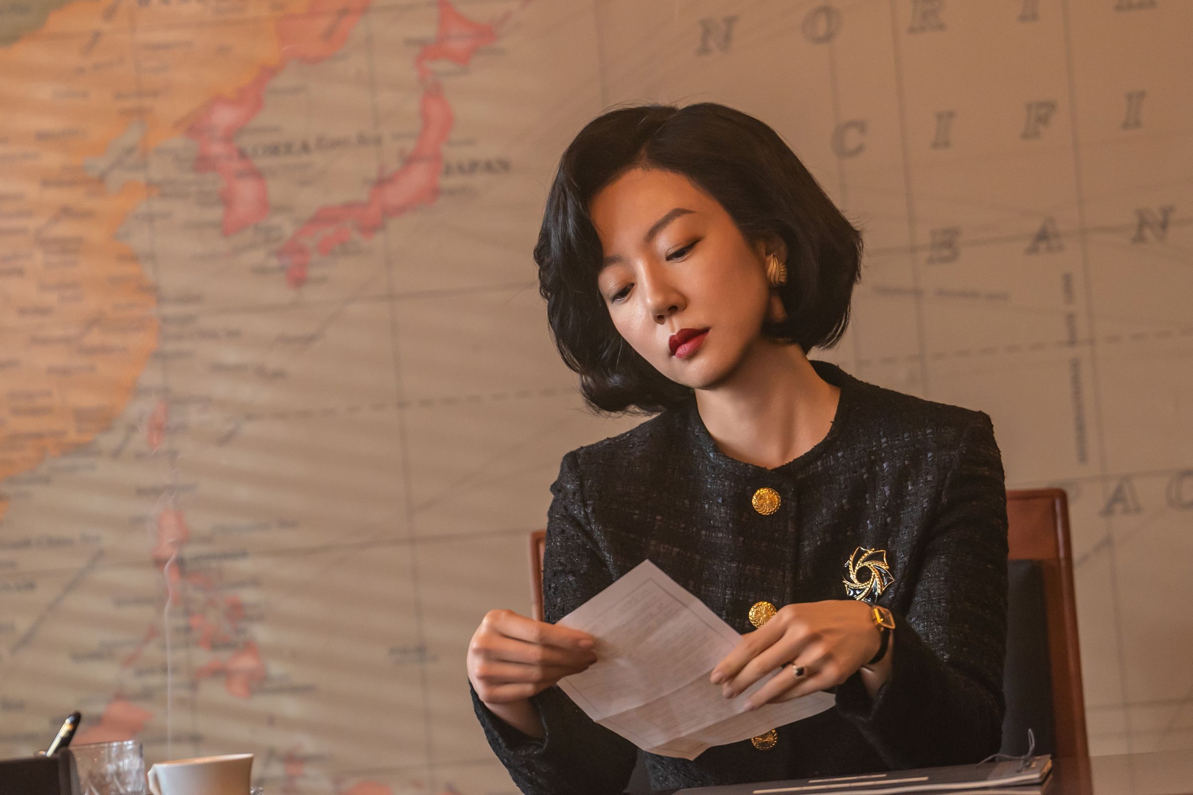 林秀晶在《下流大盜》演出會長夫人,柳承龍超欣賞她的演技。(Disney+提供)