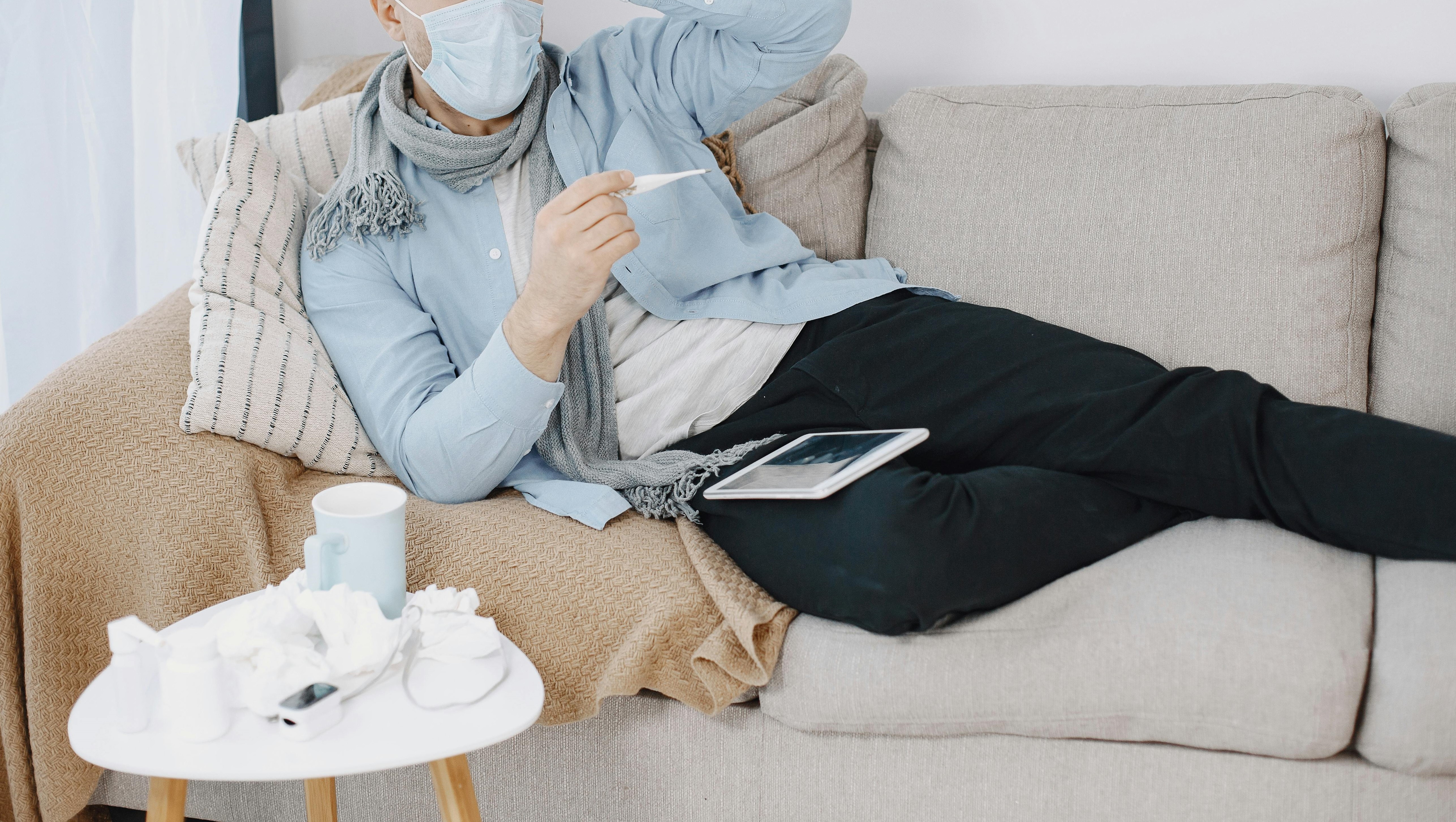 台北高中男生因鼻竇炎併發腦部感染急救搶救仍不治，醫師提醒兒少發燒若退燒後精神不佳，應立即就醫。（示意圖，非當事人/pexels）