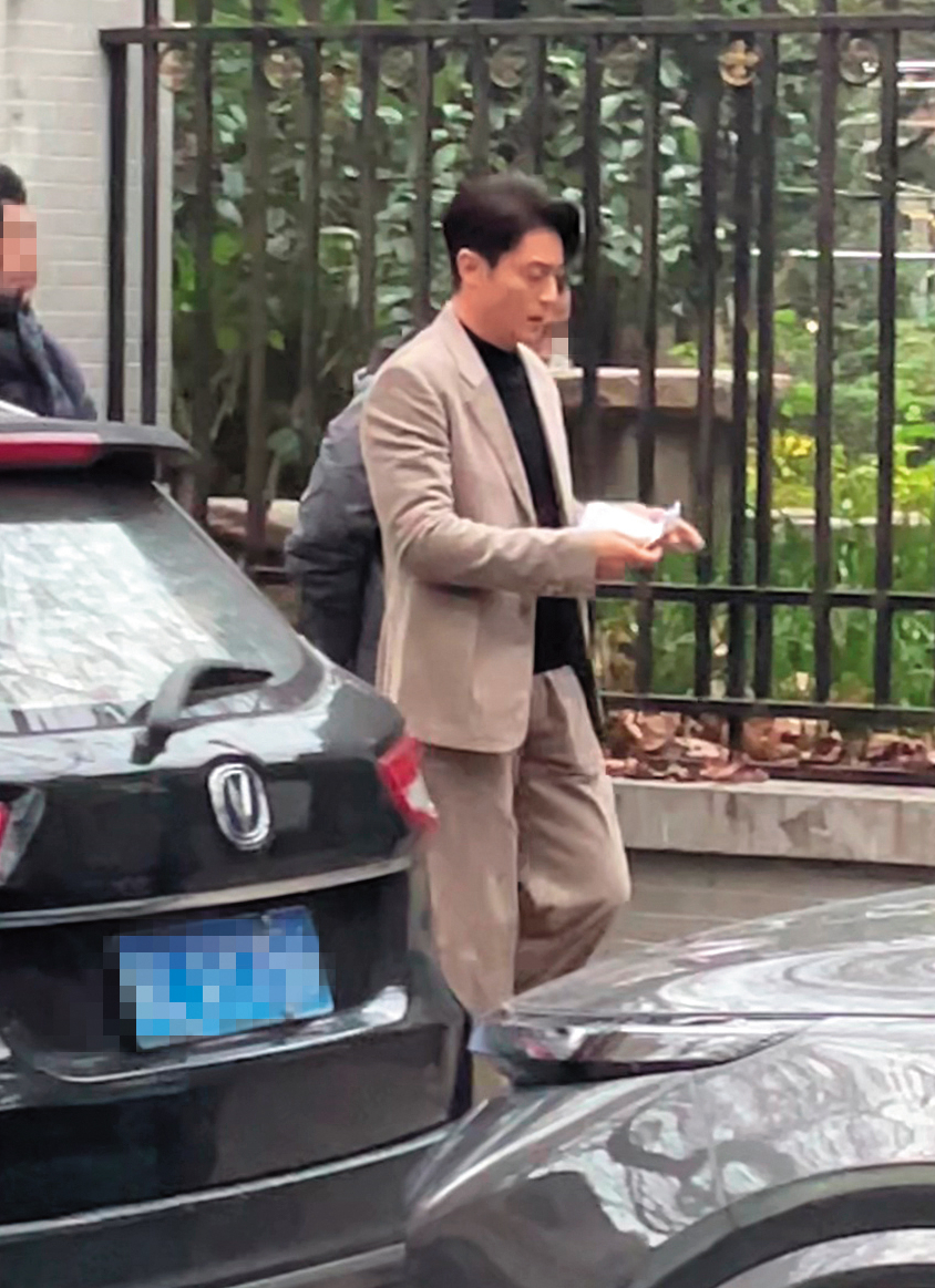 各種西裝上身,霍建華狀態維持得不錯。(讀者提供)