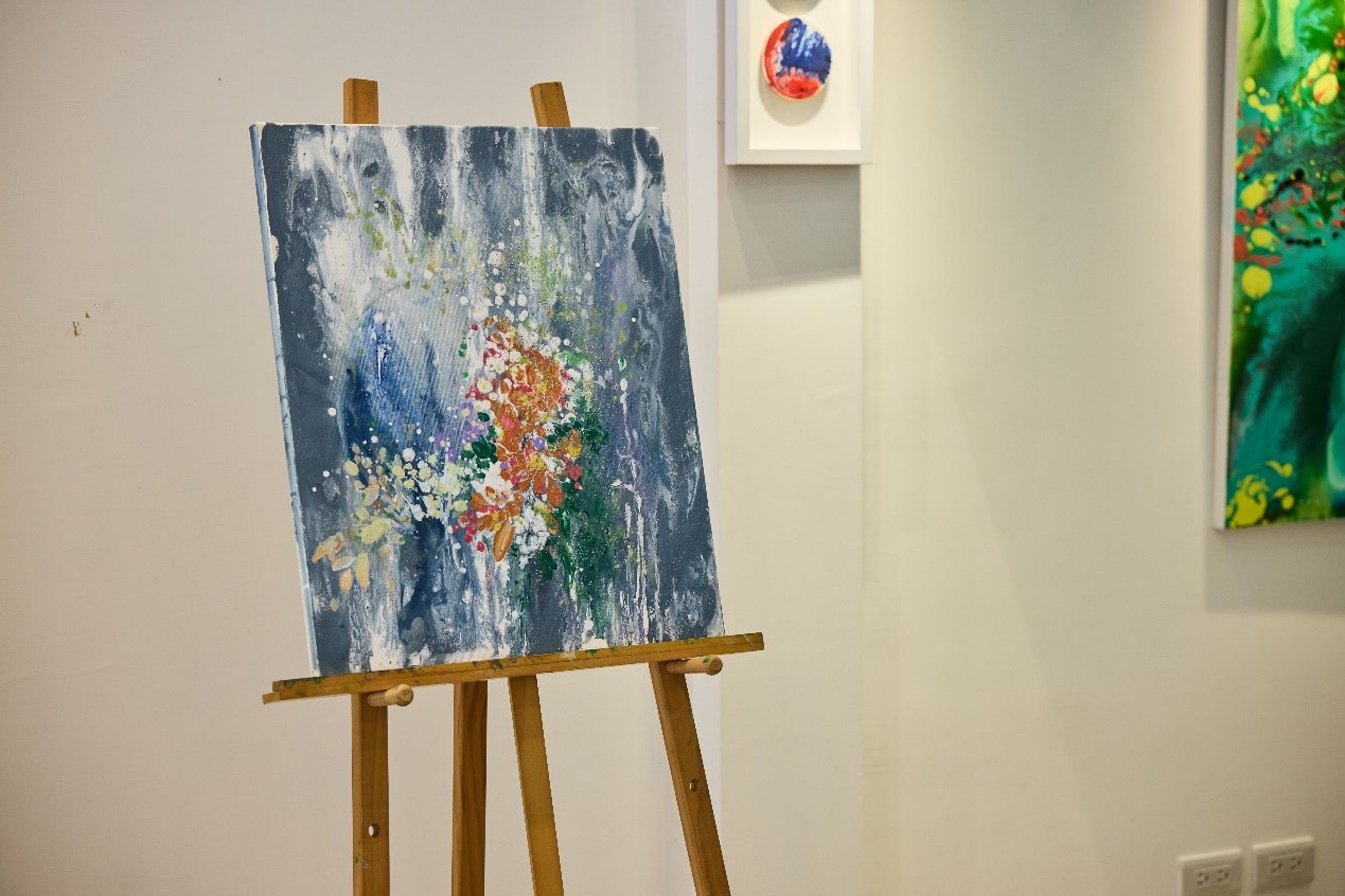 本幅作品以震後重生為靈感,繪出充滿生命力的畫作,流體畫看似隨興實則更考驗畫功深厚,每一次的彩墨層疊皆有其技法。