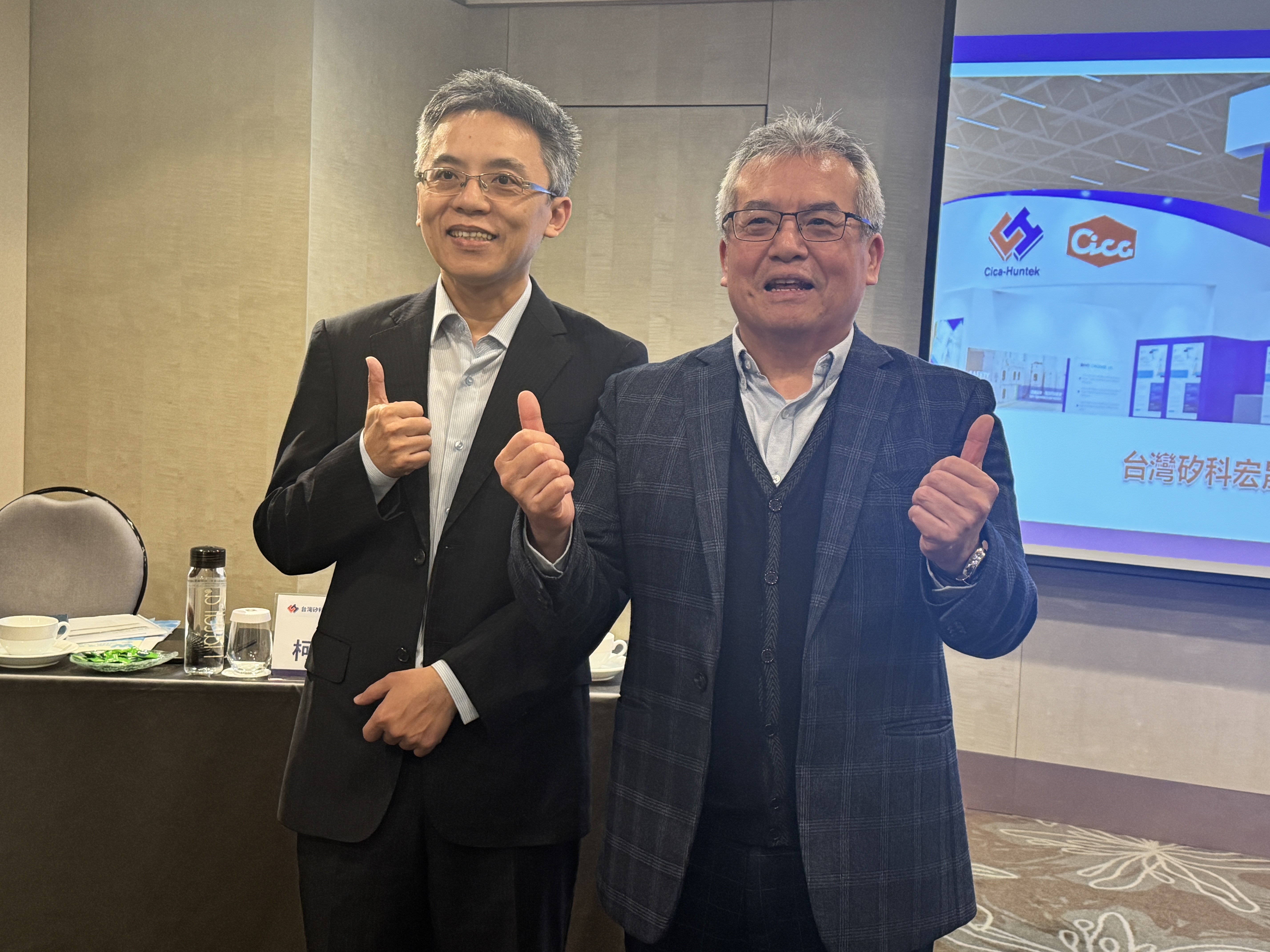 矽科宏晟將於今年底轉上櫃，總經理柯燦塗（右）和副總經理陳明賢（左）看好明年度營收成長。（吳玲臻 攝影）