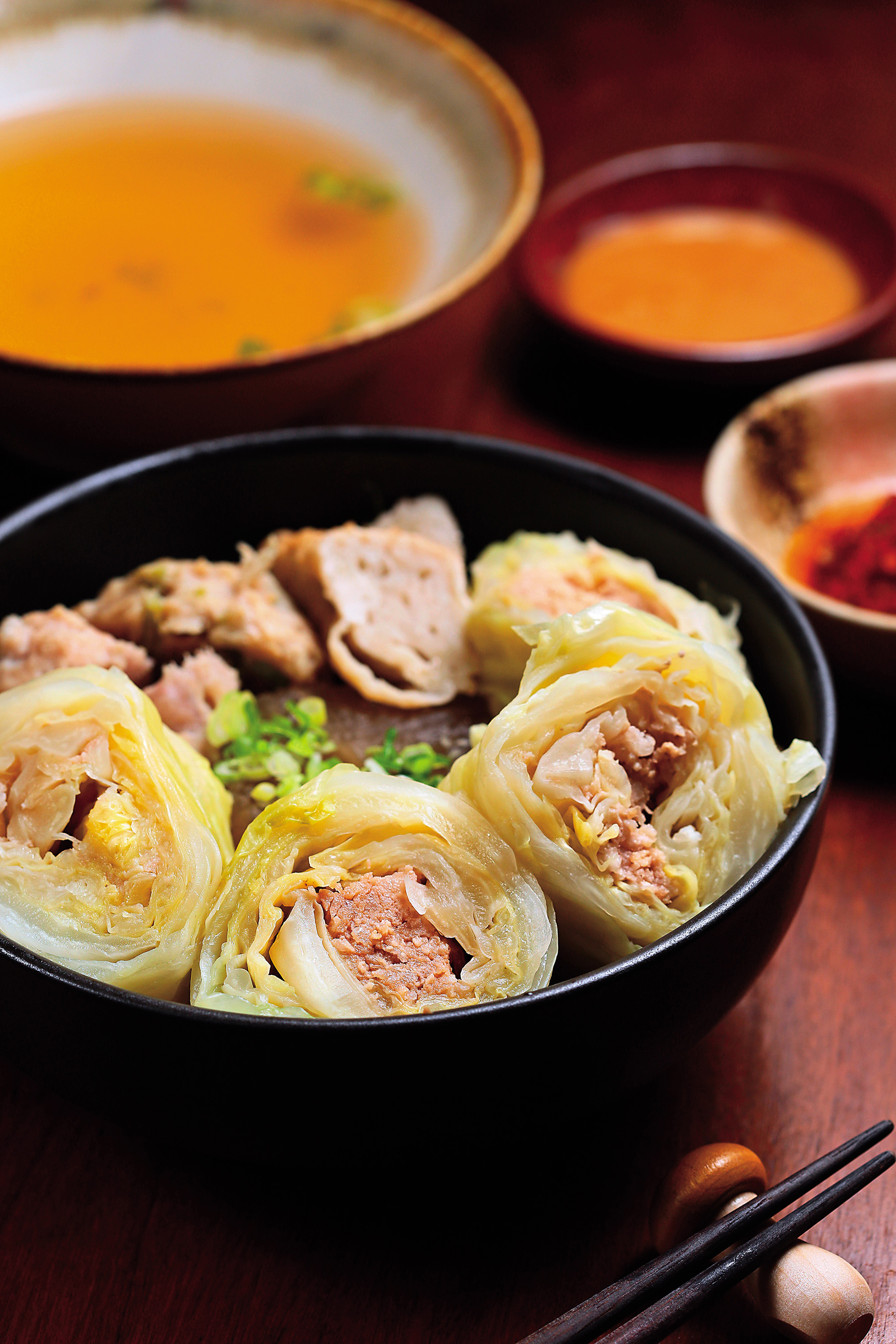 70年日本料理老店自製的高麗菜捲、嘉義手工製作的荸薺與芋頭丸、白蘿蔔等,都是「二次会」為客人精挑細選的食材。(圖中約195元/份)