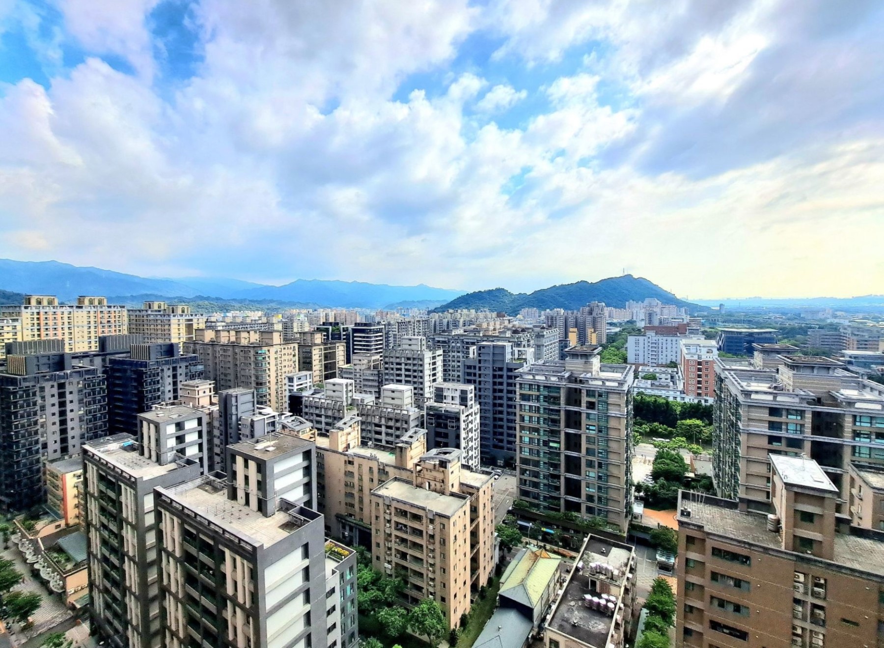 全台女性購屋占比從2000年的47.1%，到2025年已提升至49.2%，增加2.1個百分點，女性購屋占比提升明顯。（房市示意圖）