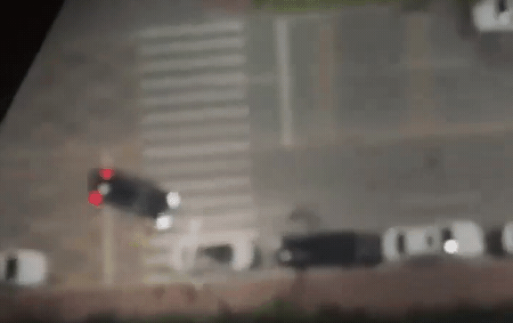 1輛黑色BMW駕駛疑似與人糾紛，竟蓄意衝撞人群，並多次掉頭來回碾壓。（翻攝畫面）