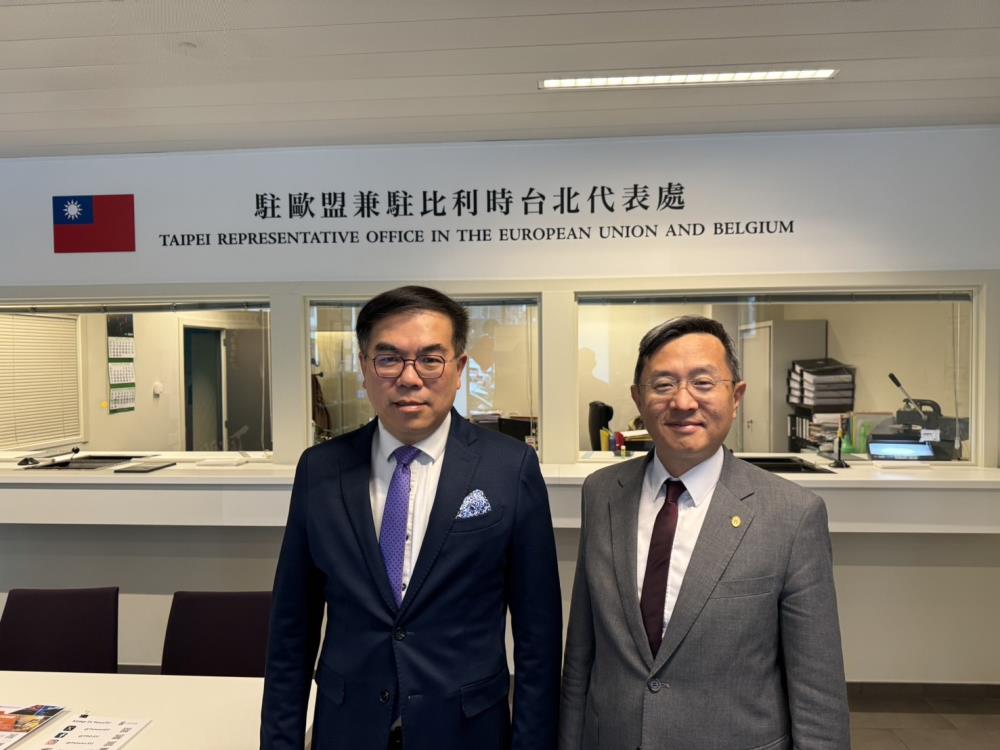 環境部部長彭啓明（左）在我國駐歐盟及比利時代表處大使李淳陪同下，率氣候署同仁前往歐盟相關機構就氣候變遷等環境議題進行交流。（環境部提供）