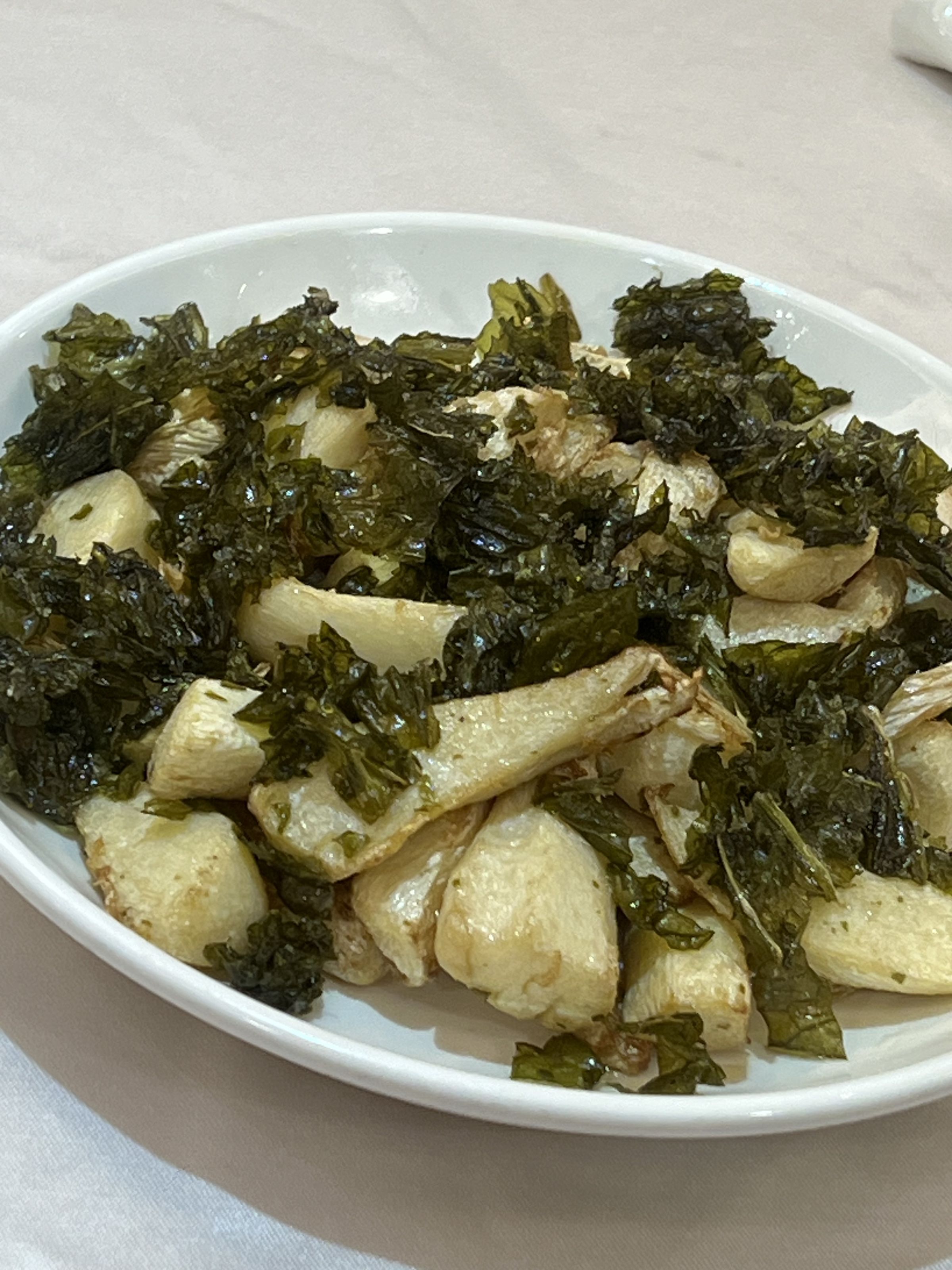 「乾炸鮮筍」若用夏天的綠竹筍來做,滋味更佳。