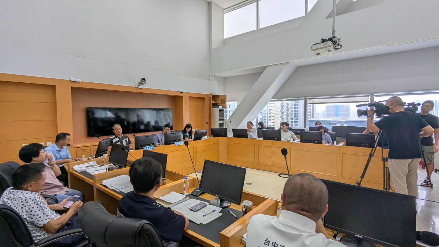 台中市議會財經委會今開會，氣氛火爆。 