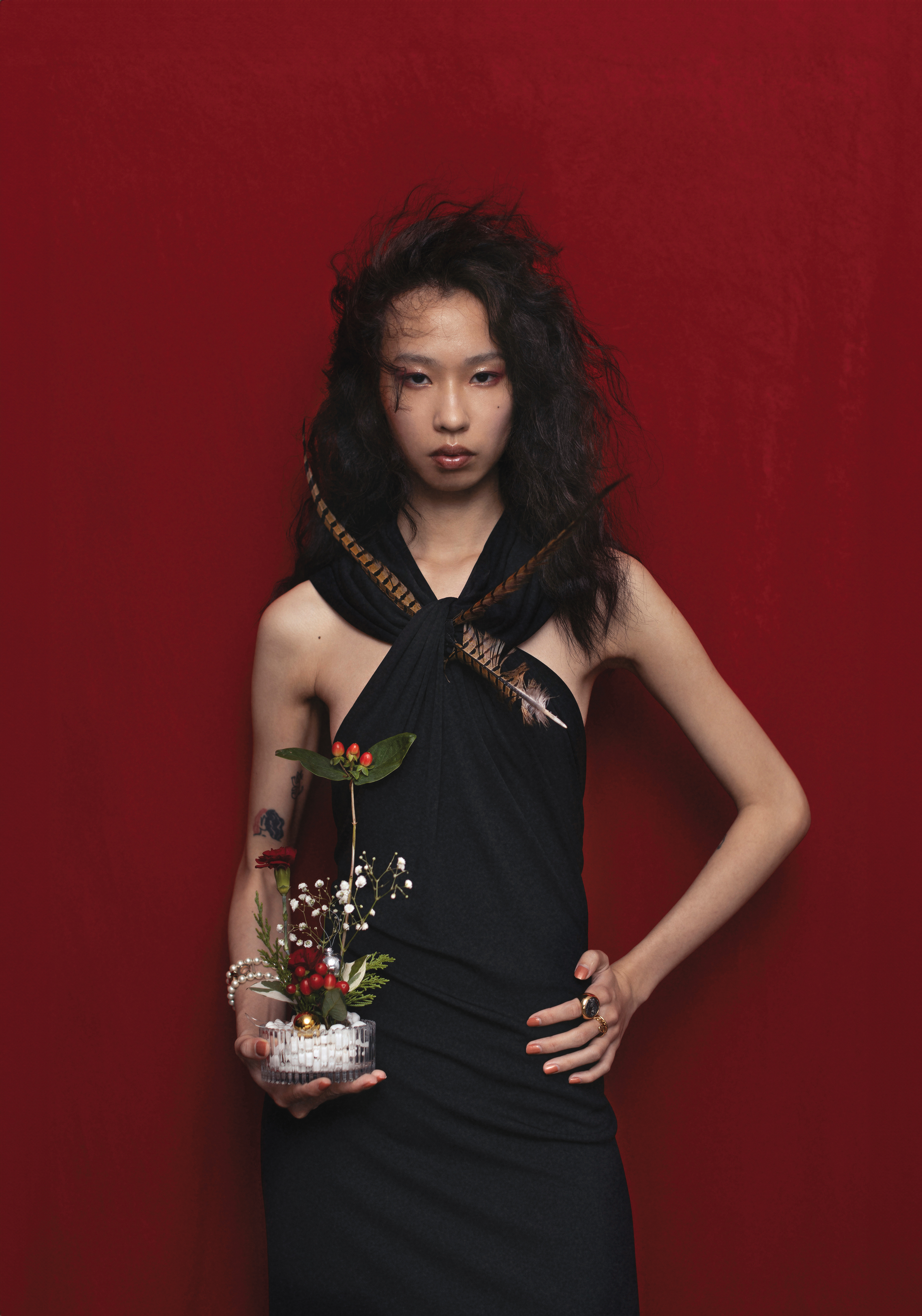 黑色羽毛洋裝 NT$144,000 by LOEWE 珍珠手環 價格店洽 by GUCCI。金色寶石戒指 NT$790 by ZARA　金色戒指 價格店洽 by GUCCI。