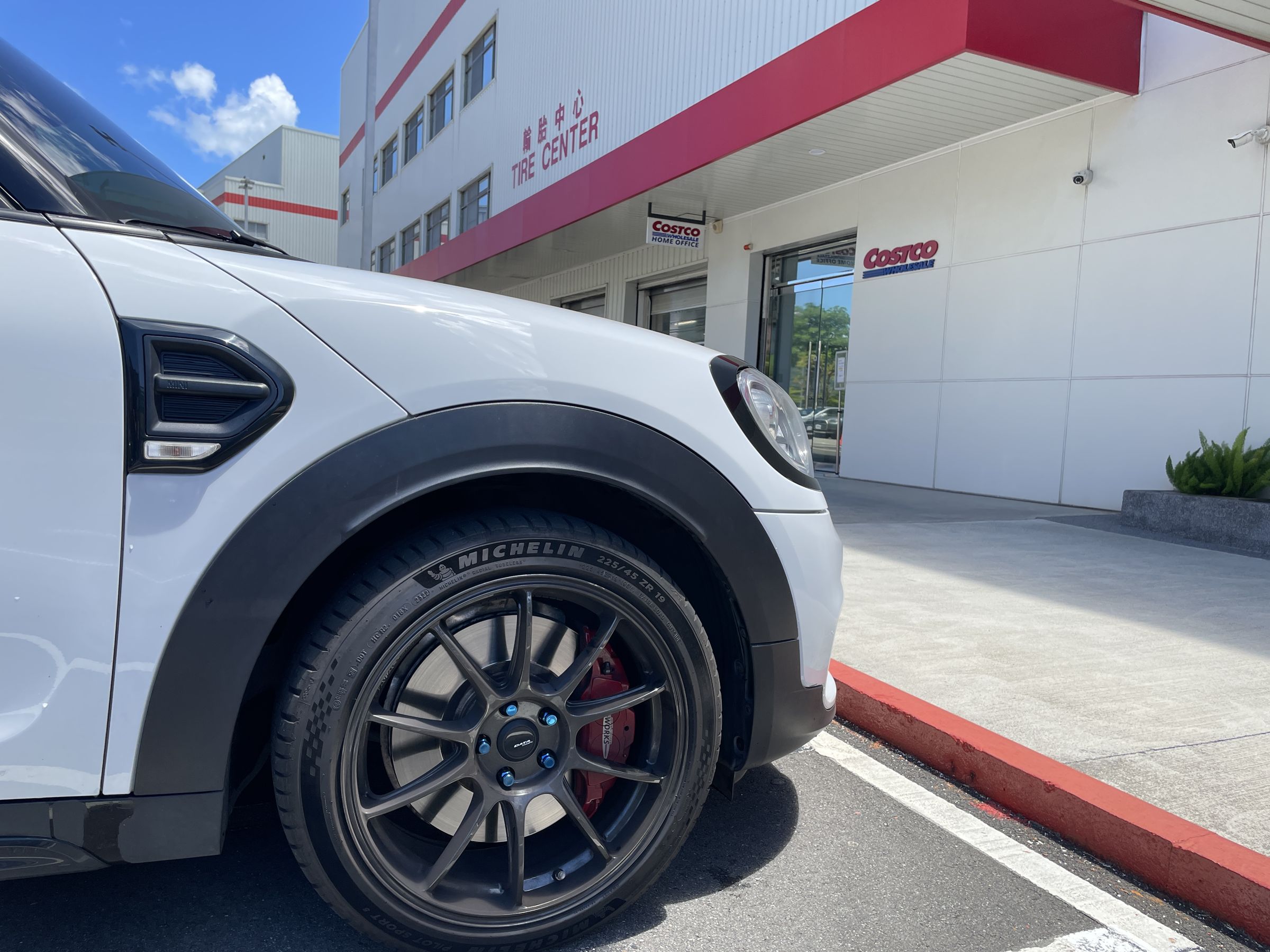 根據2025年美國汽車原裝配胎滿意度報告，米其林榮獲第103座J.D. Power大獎，彰顯其在性能運動車級距的最高口碑。