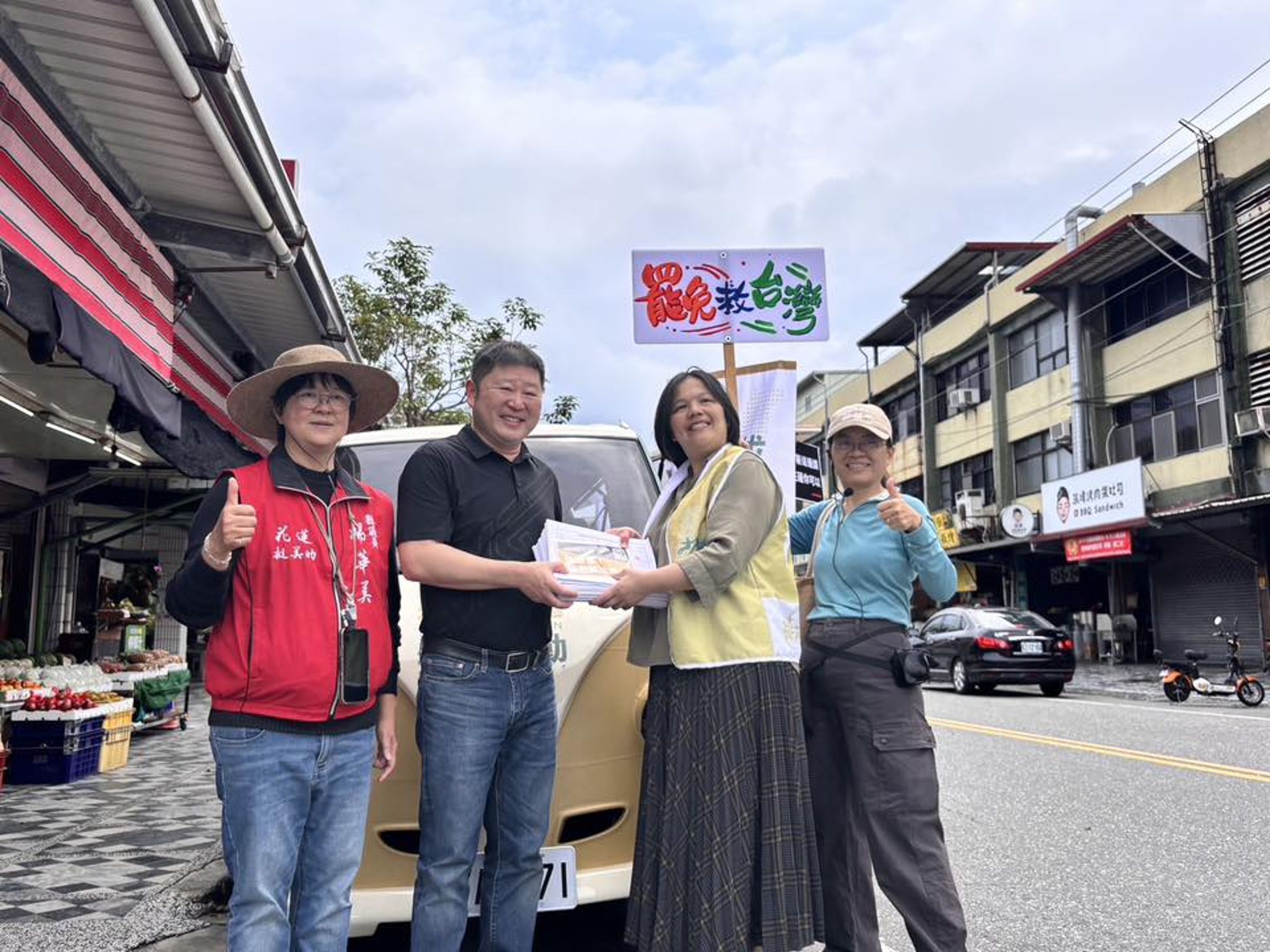 花蓮縣議長張峻(左2)來到罷團連署站,親交500份罷免傅崐萁的連署書,還預告這只是開始。(翻攝自微光花蓮臉書)